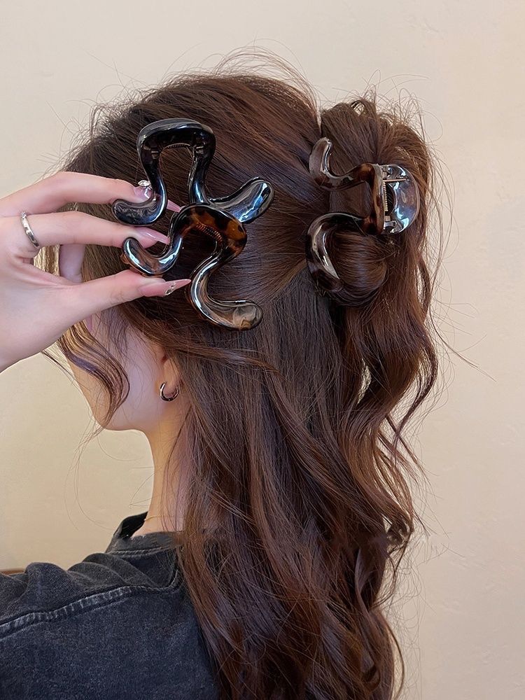 Simple and versatile geometric hair clips for women, 2025 new style shark clip at the back of the head, elegant semi-tied hair clip headwear detail image 1