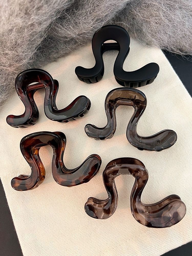 Simple and versatile geometric hair clips for women, 2025 new style shark clip at the back of the head, elegant semi-tied hair clip headwear detail image 3