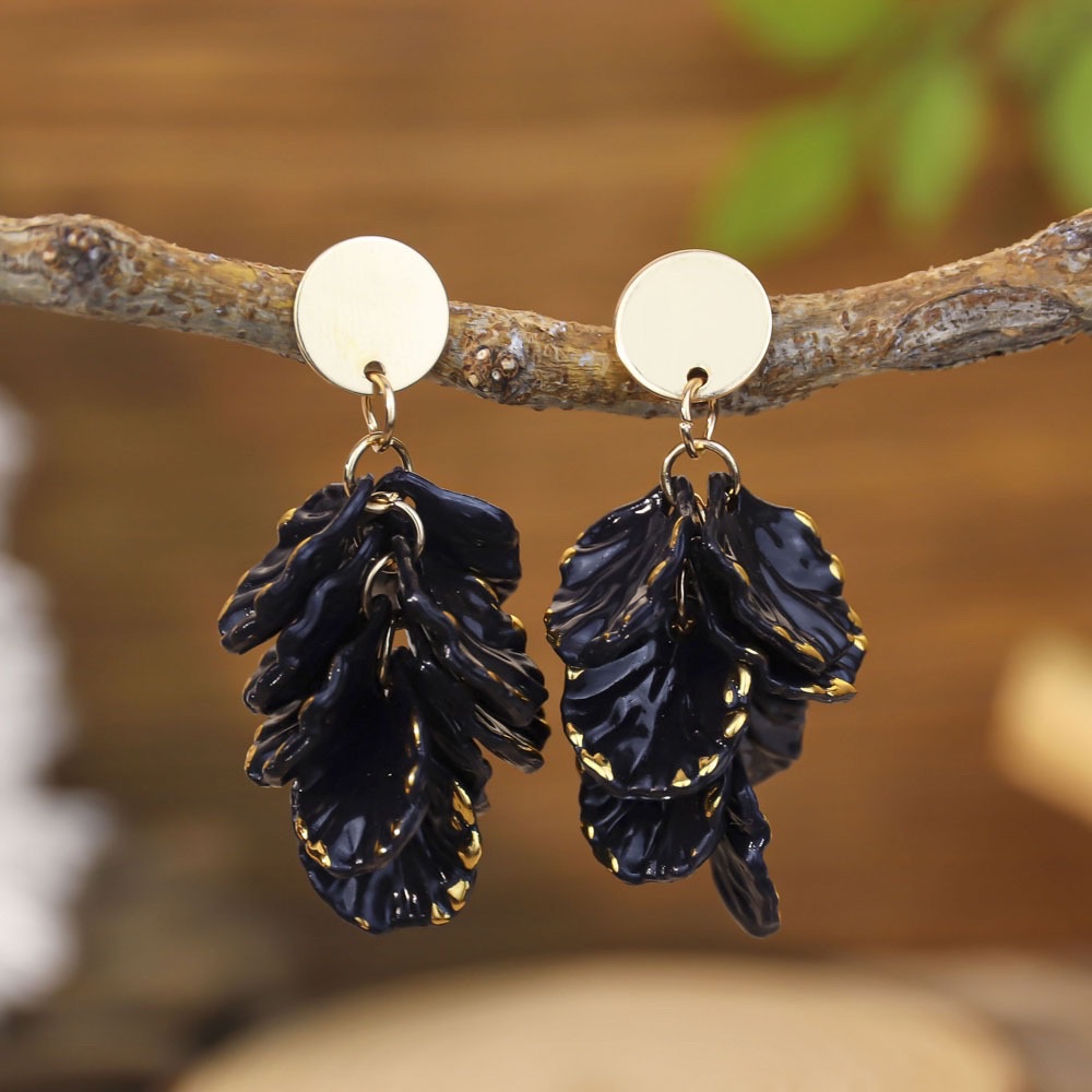 ins influencer style resin petal flower earrings, women's three-dimensional design sense, colorful earrings, high-end earrings wholesale, jewelry earrings, welded earrings, pearl earrings, jewelry earrings, welded earrings, pearl earrings Application Scenario