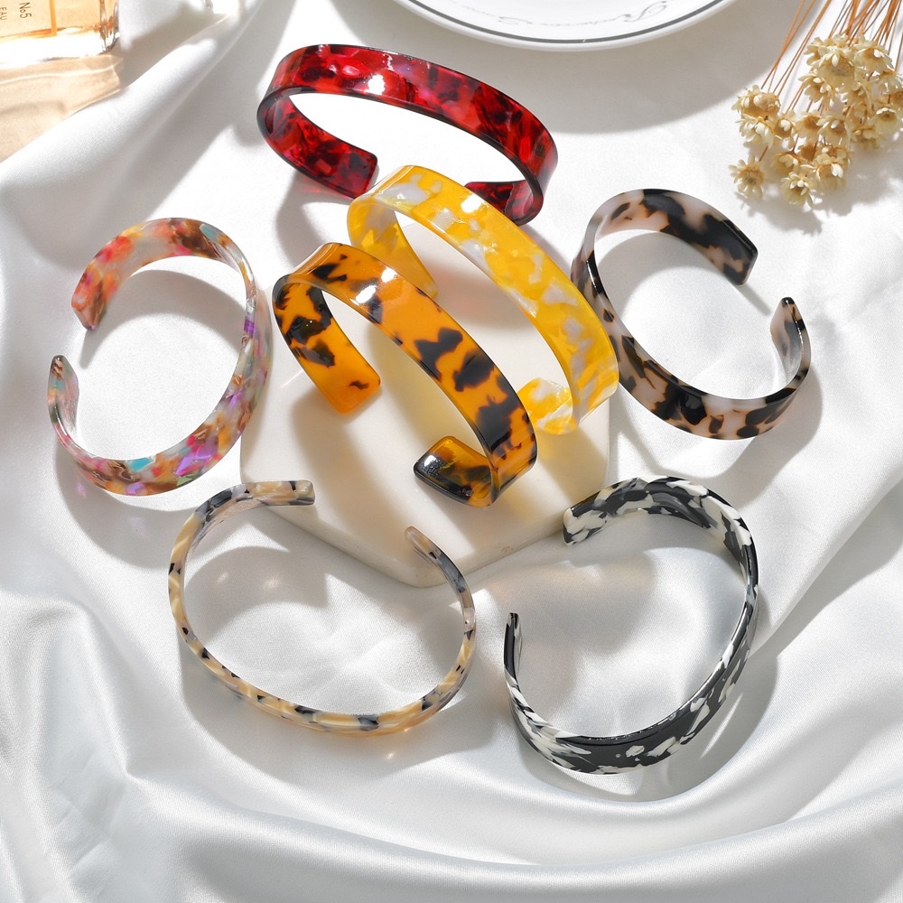In 2025, a new cross-border e-commerce bestseller from Europe and America, a 1.5-wide printed retro leopard print bracelet made of acetic acid board, is stylish, versatile, simple and fashionable, sold directly by the manufacturer Item Picture