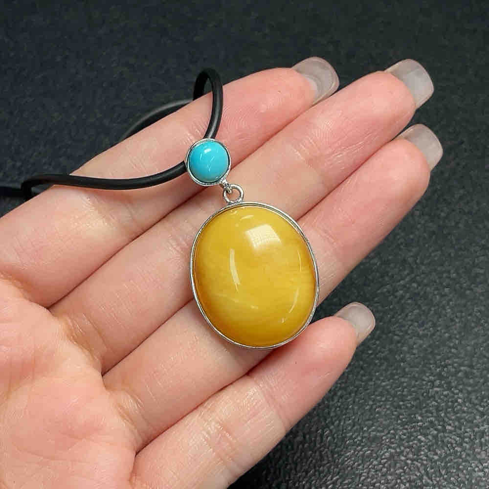 琥​珀​蜜​蜡​挂​件​ ​货​品​总​重​约​6​.​8​0​克​含​绳详情图3