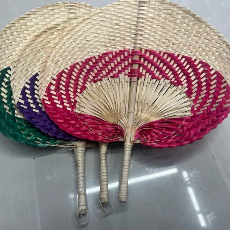 西班牙刺绣檀木绢布折扇复古手工扇子夏日凉爽装饰品白底实物图