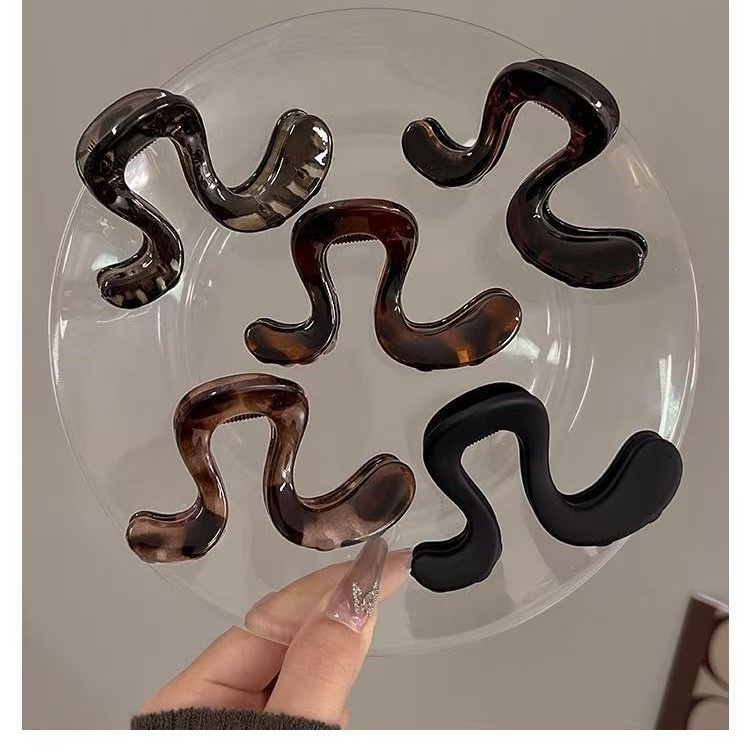 Simple and versatile geometric hair clips for women, 2025 new style shark clip at the back of the head, elegant semi-tied hair clip headwear detail image 6