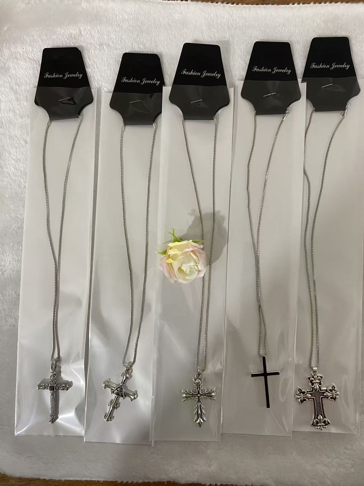 单条的十字架项链，款式多，质量好，价格优惠，环保的产品！时不时都在上新款！