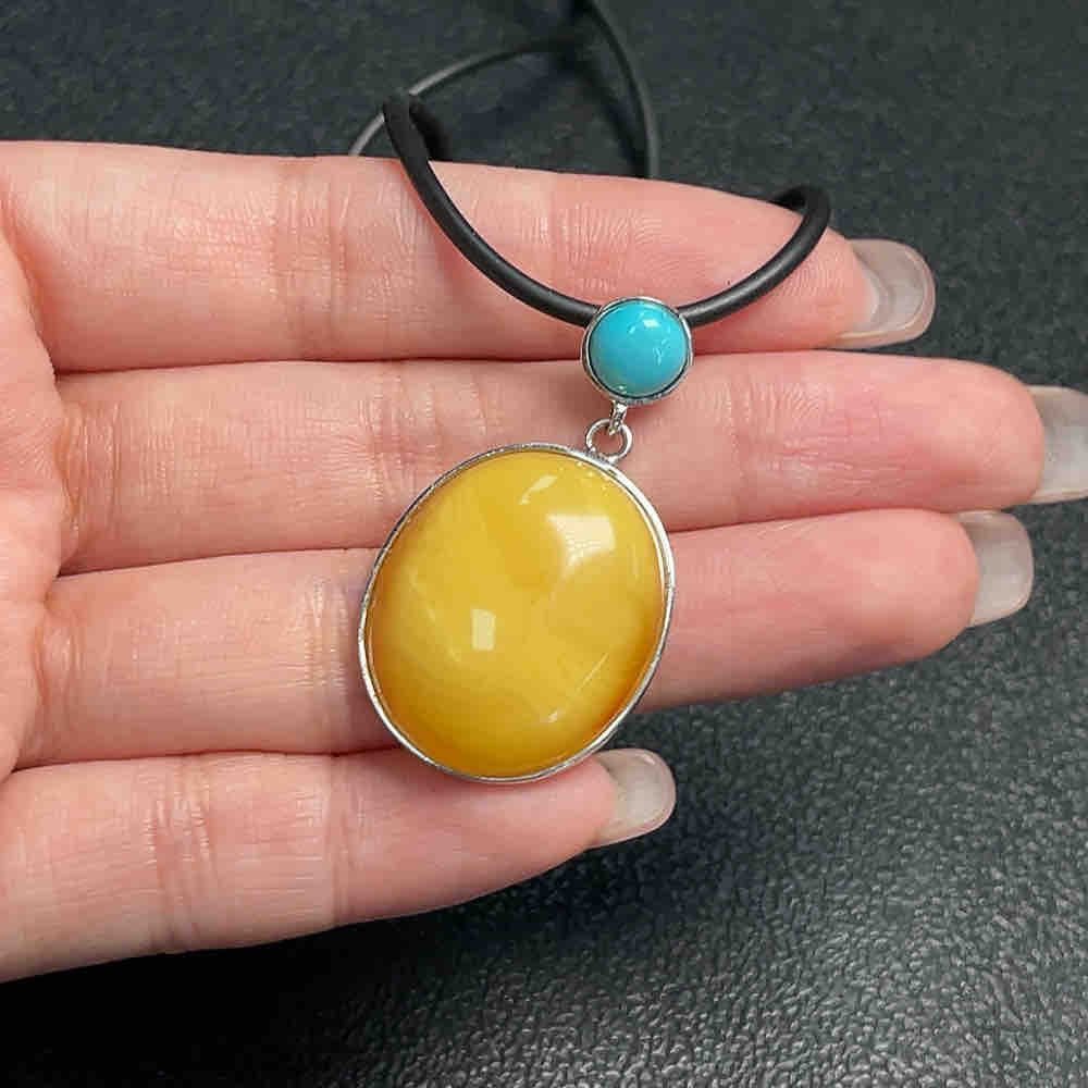 琥​珀​蜜​蜡​挂​件​ ​货​品​总​重​约​6​.​8​0​克​含​绳