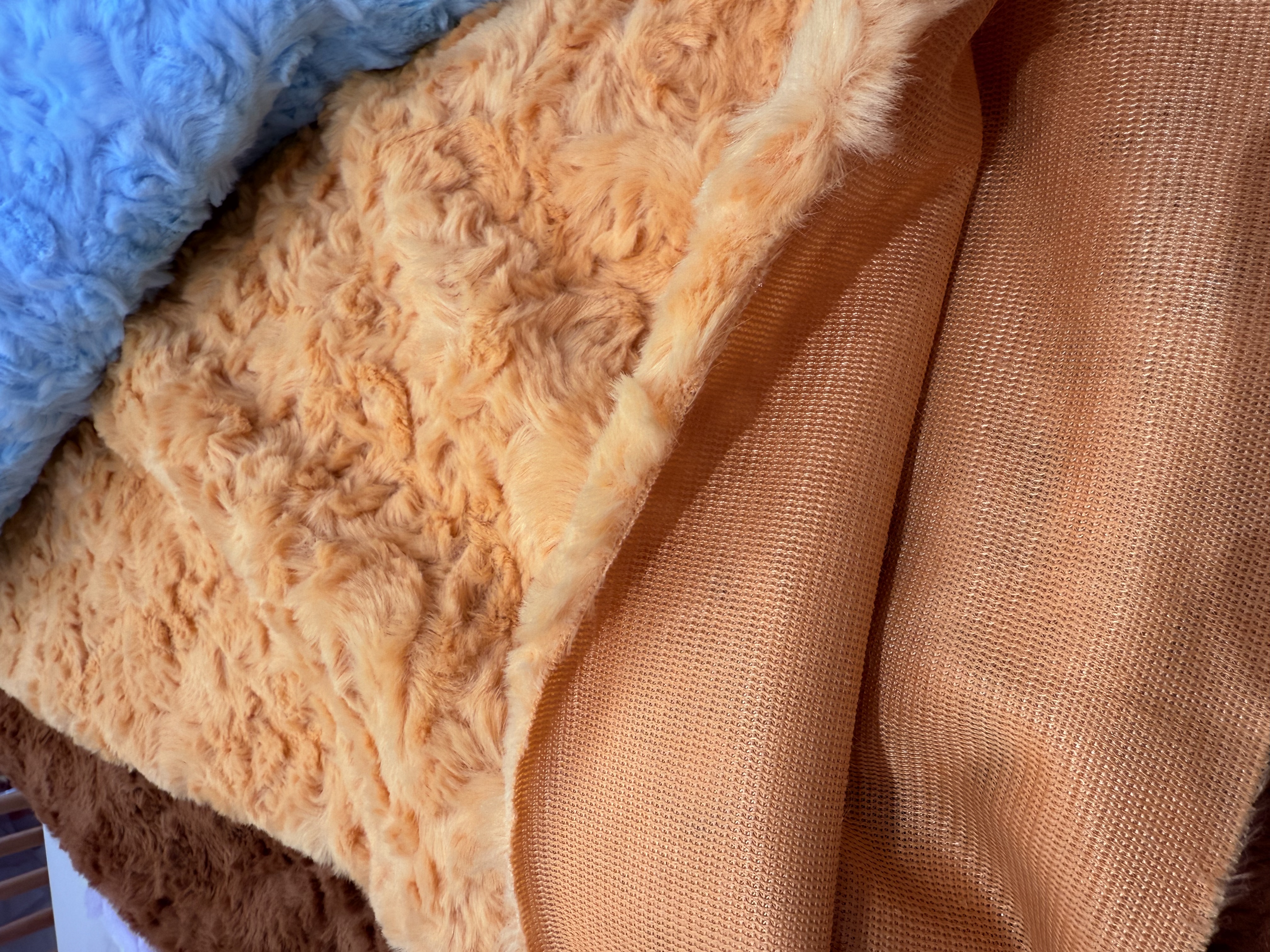 Factory stock of small rabbit fur brushes, spray-painted rabbit fur, lemon blossom rabbit fur, fabric, clothing, shoe materials, accessories and plush Specification image
