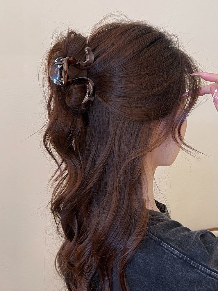 Simple and versatile geometric hair clips for women, 2025 new style shark clip at the back of the head, elegant semi-tied hair clip headwear detail image 4
