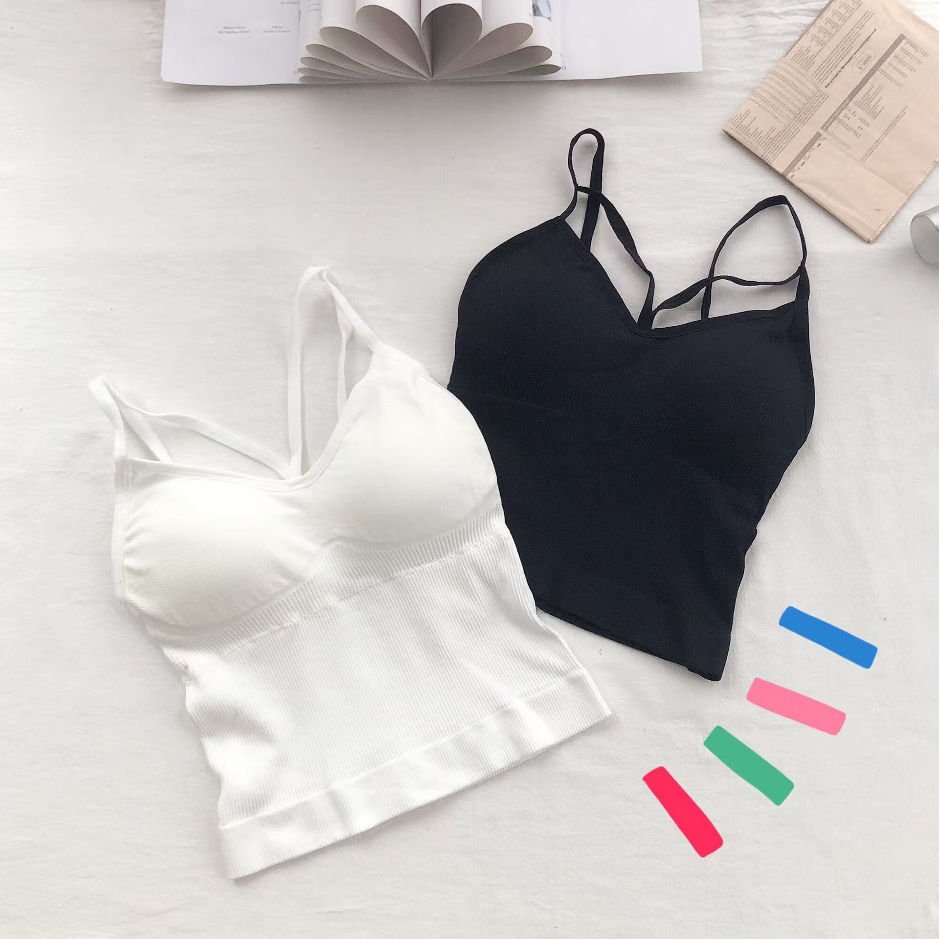 The best-selling V8 beautiful back lingerie, a halter top, is paired with a sexy base layer that wraps around the chest, strapless straps and chest pads undefined