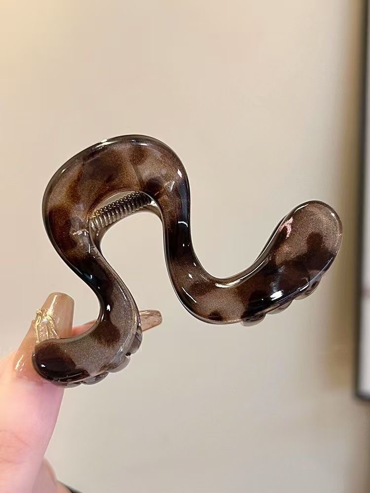 Simple and versatile geometric hair clips for women, 2025 new style shark clip at the back of the head, elegant semi-tied hair clip headwear Application Scenario
