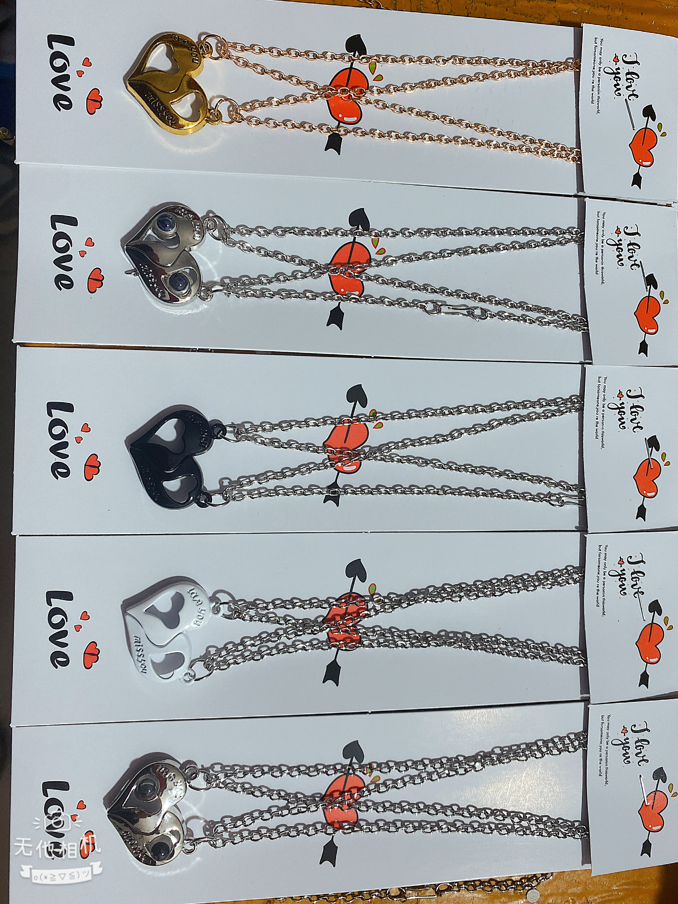 时尚的磁铁情侣项链，款式多，颜色多，质量好，现在是卖的好的产品，量大从优！希望客人喜欢！时不时都在上新款！