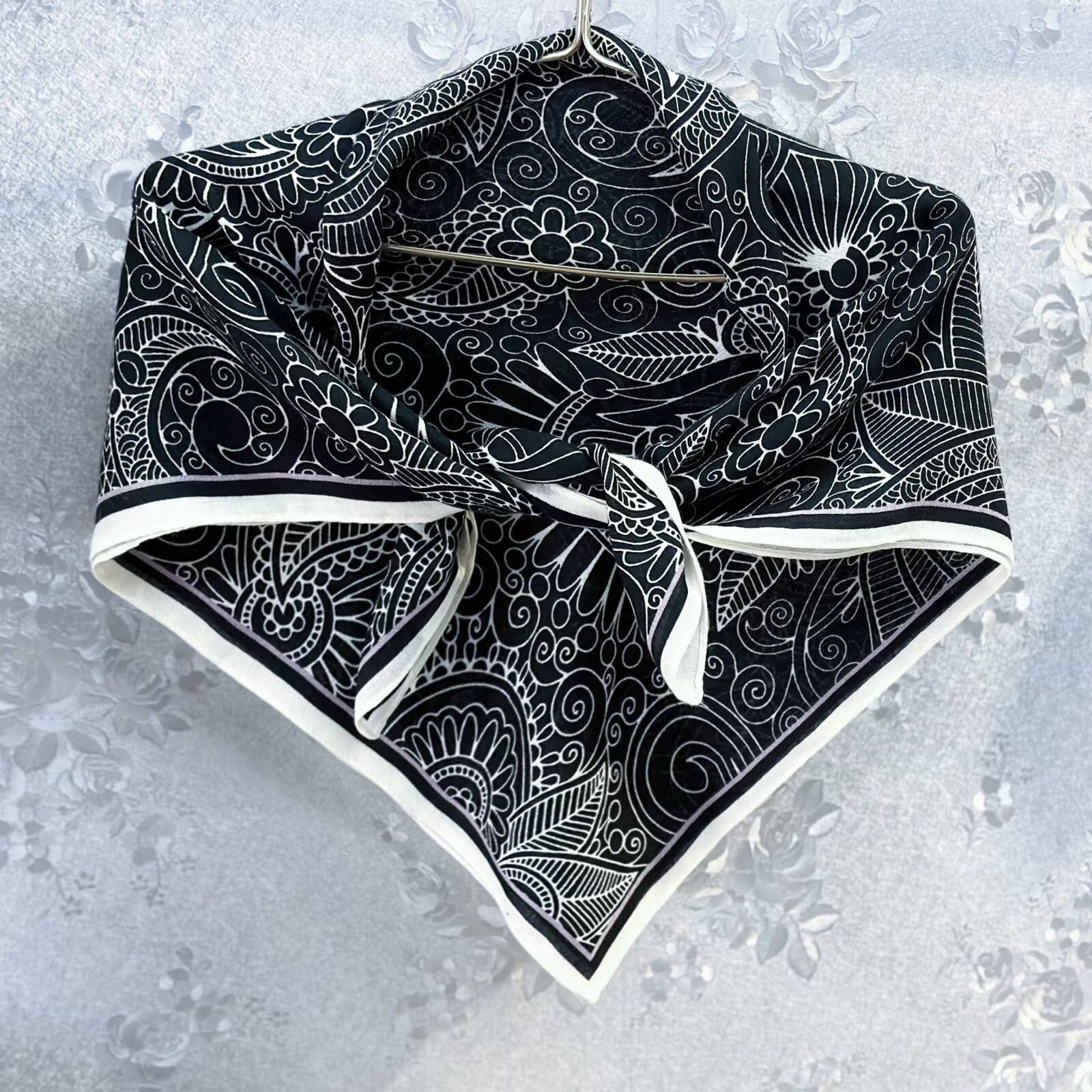 This is a high-quality cotton and linen square scarf of 90*90 for autumn and winter. It is light, breathable, fashionable and versatile Application Scenario