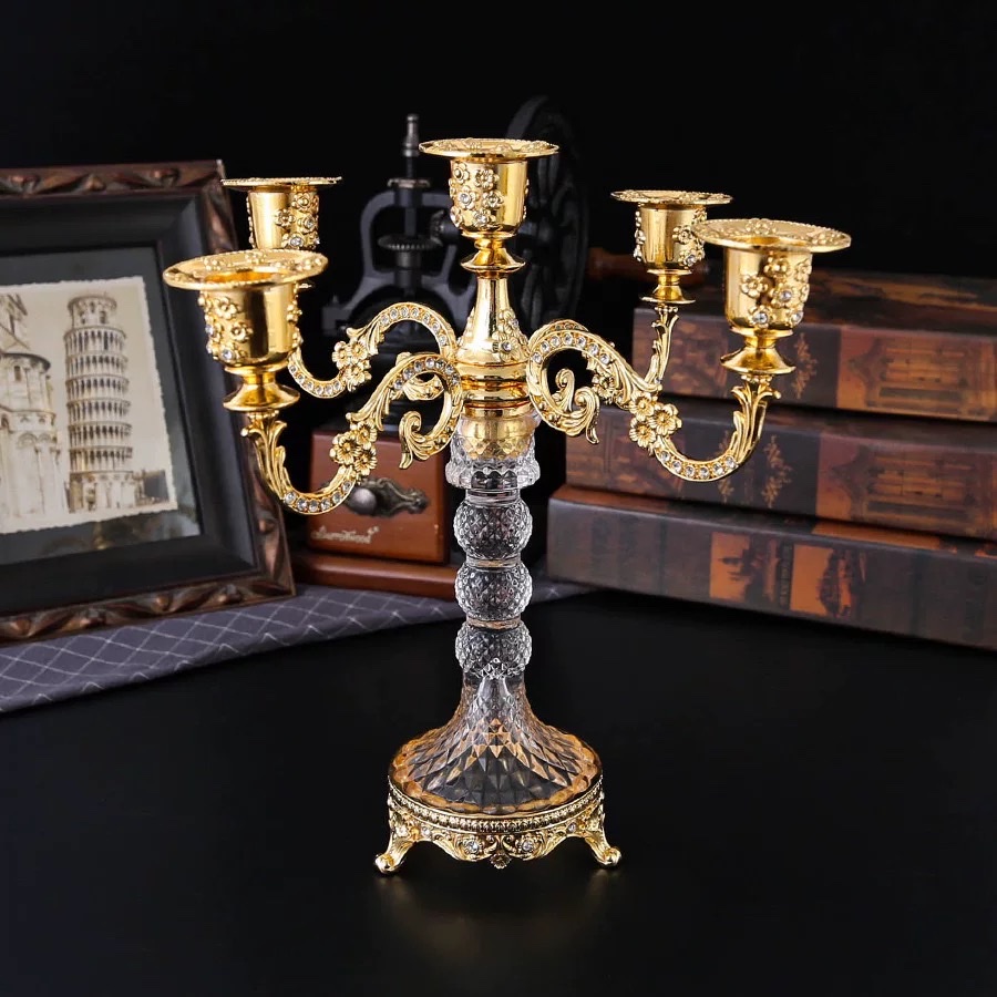 European-style metal and glass candle holders, romantic candlelight dinner props, wedding retro dining tables, home decoration ornaments, handicrafts, exquisite decorations, gifts. European style and exotic charm fully display personal appeal