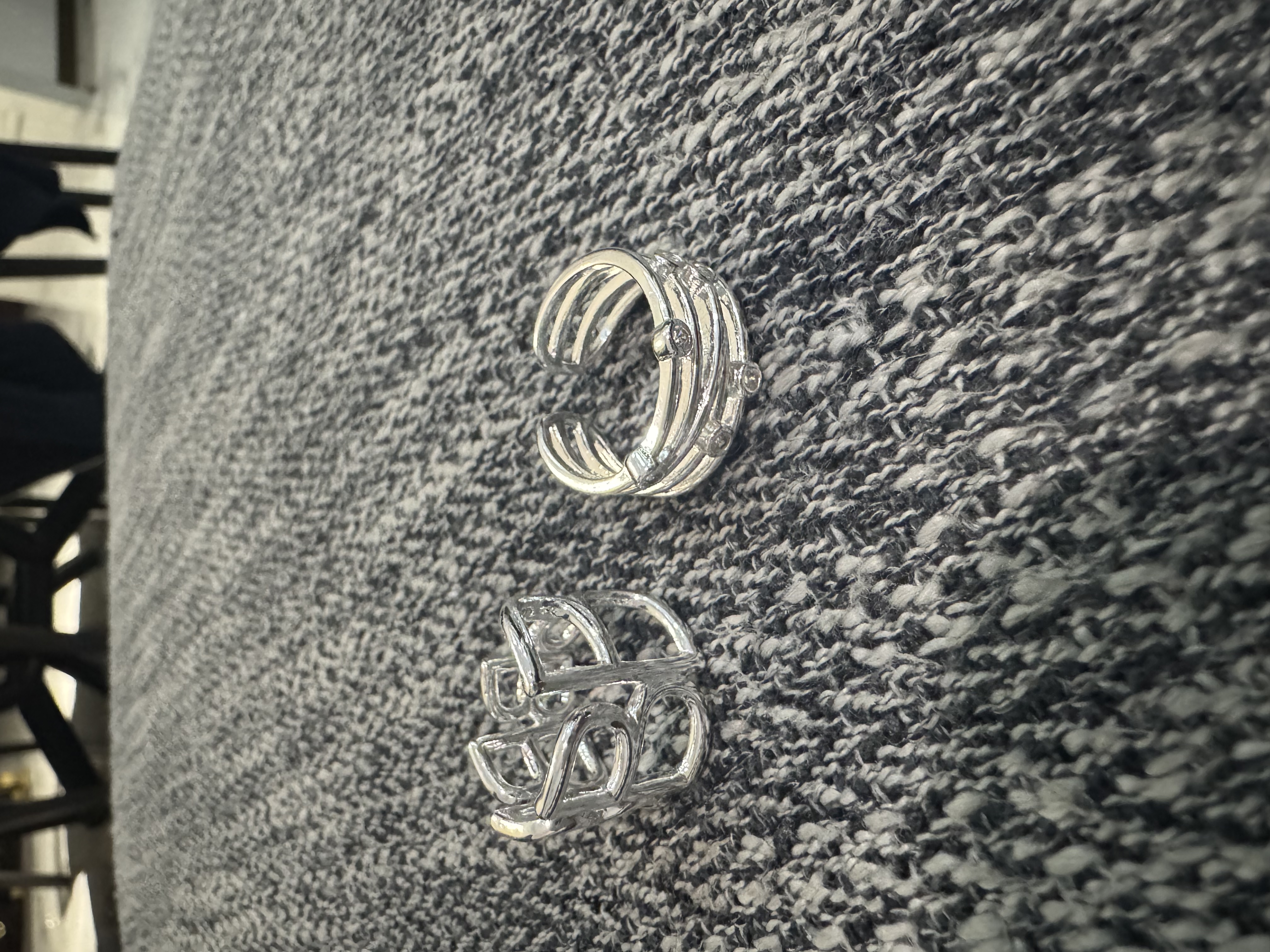 简约大方时尚，极简轻奢ins风
简约线条，B字母戒白底实物图