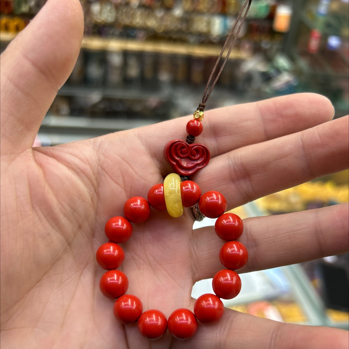 Natural cinnabar high-content red sand car, bag, mobile phone, wealth, peace and auspicious cloud gifts Application Scenario