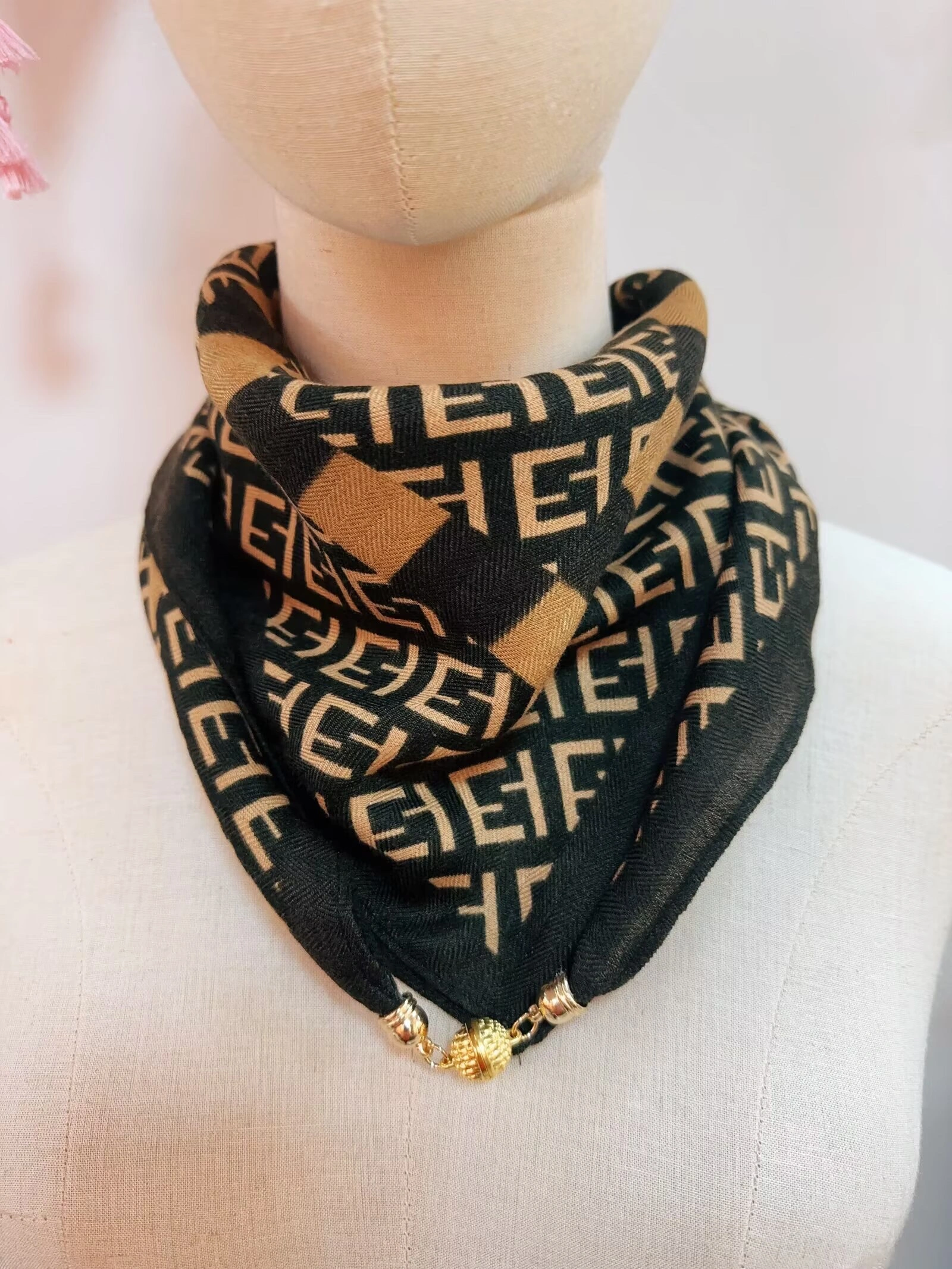 New magnetic buckle 70*70 scarf for women, windproof, warm, high-end, retro and fashionable decoration, paired with a scarf and square scarf detail image 3