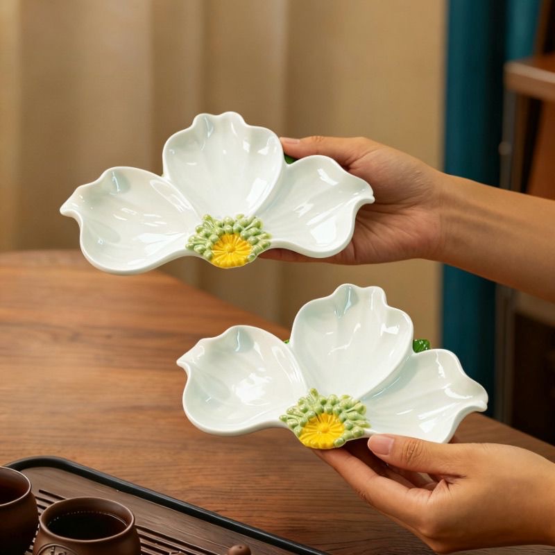 Creative ceramic three-leaf flower pastry plate, snack candy, dried fruit plate, high-end fruit plate Application Scenario