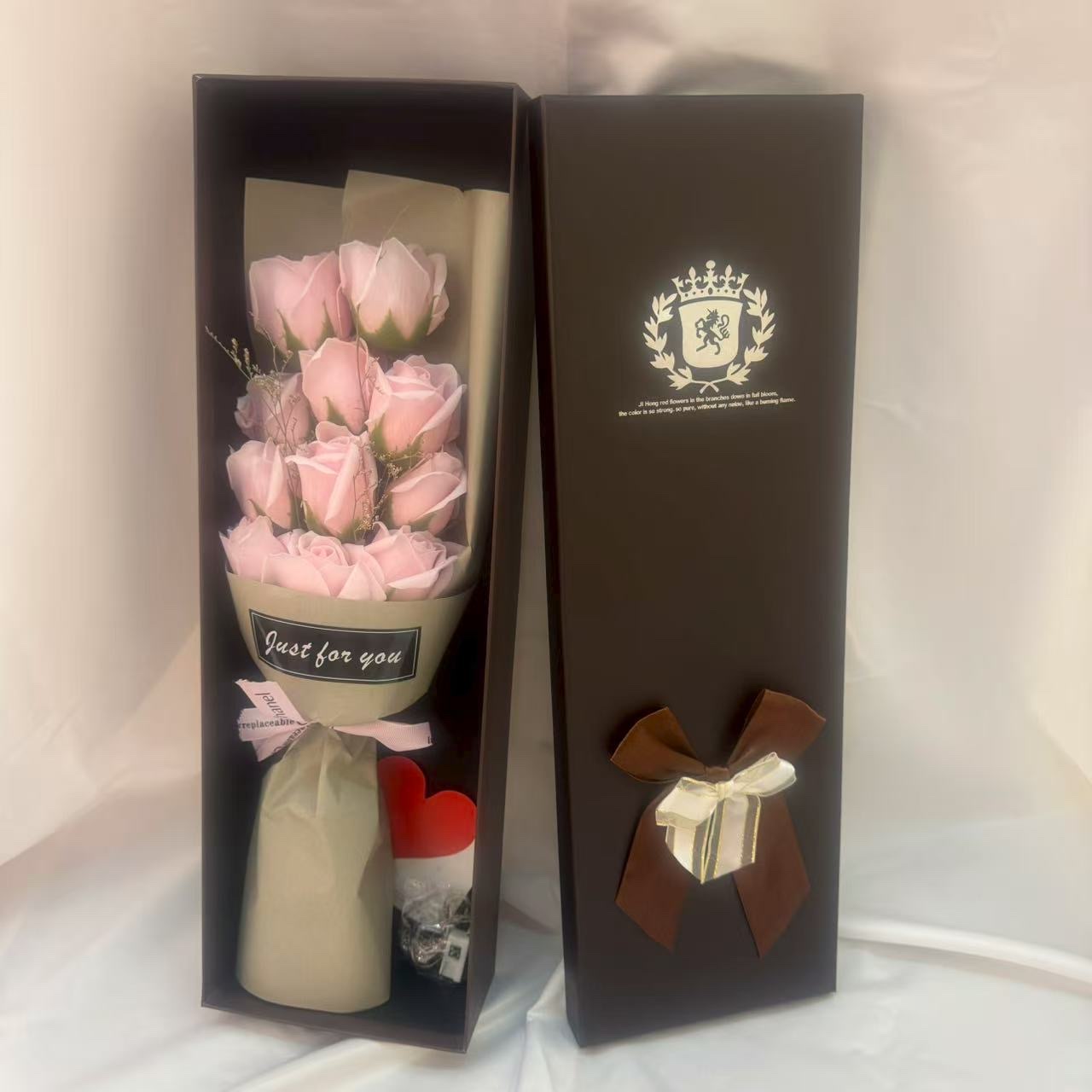 永生花高级感摆件厂家玫瑰花仿真花礼盒送女友老婆礼品批发白底实物图