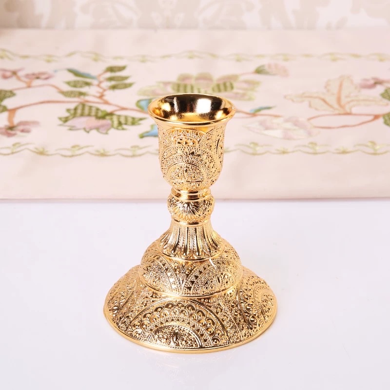 European-style high-end candlestick, romantic wedding decoration for candlelight dinner, hotel Western restaurant, home candlestick, creative decoration, alloy material, professionally manufactured, exquisite shape, European-style candlestick with unique beauty, pure hand-relief Application Scenario