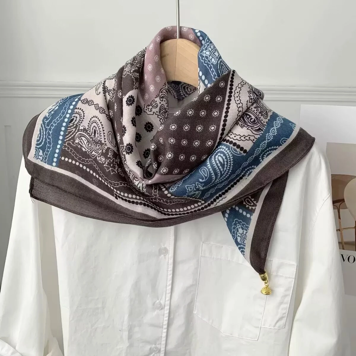 New magnetic buckle 70*70 scarf for women, windproof, warm, high-end, retro and fashionable decoration, paired with a scarf and square scarf detail image 8