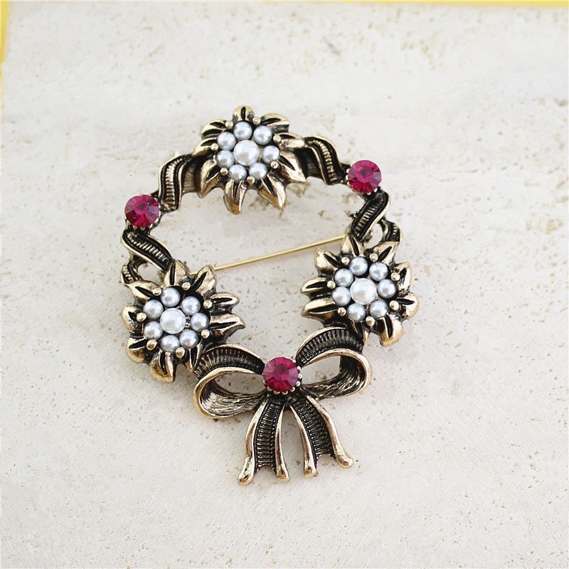 Wholesale of high-quality, fashionable, retro court Baroque brooches for men and women's suits and accessories from Europe and America detail image 4