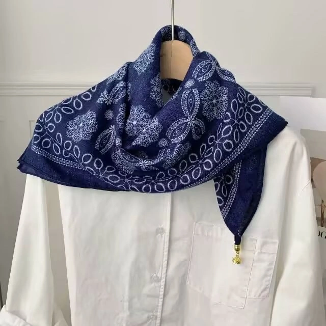 New magnetic buckle 70*70 scarf for women, windproof, warm, high-end, retro and fashionable decoration, paired with a scarf and square scarf detail image 7
