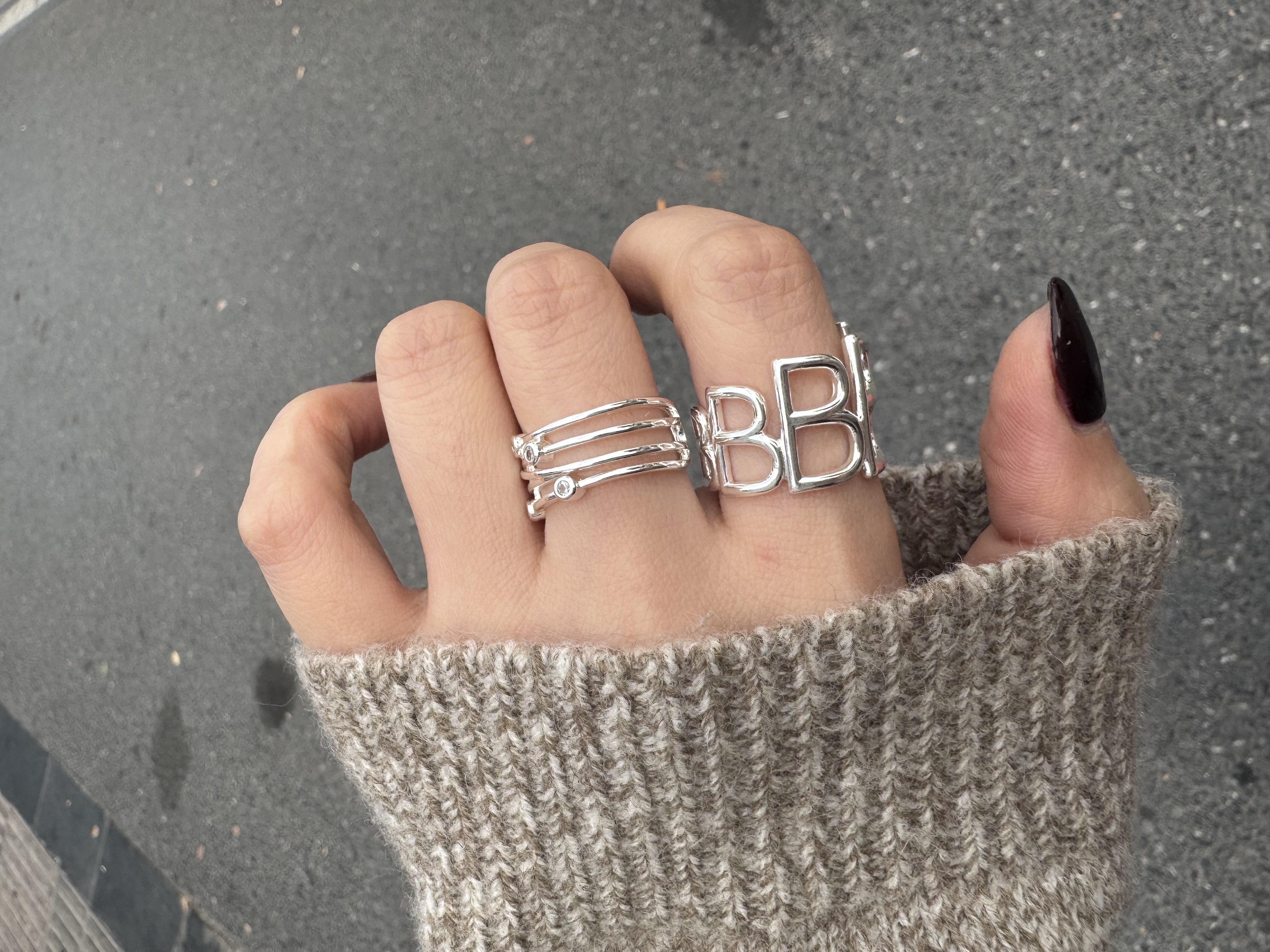 简约大方时尚，极简轻奢ins风
简约线条，B字母戒