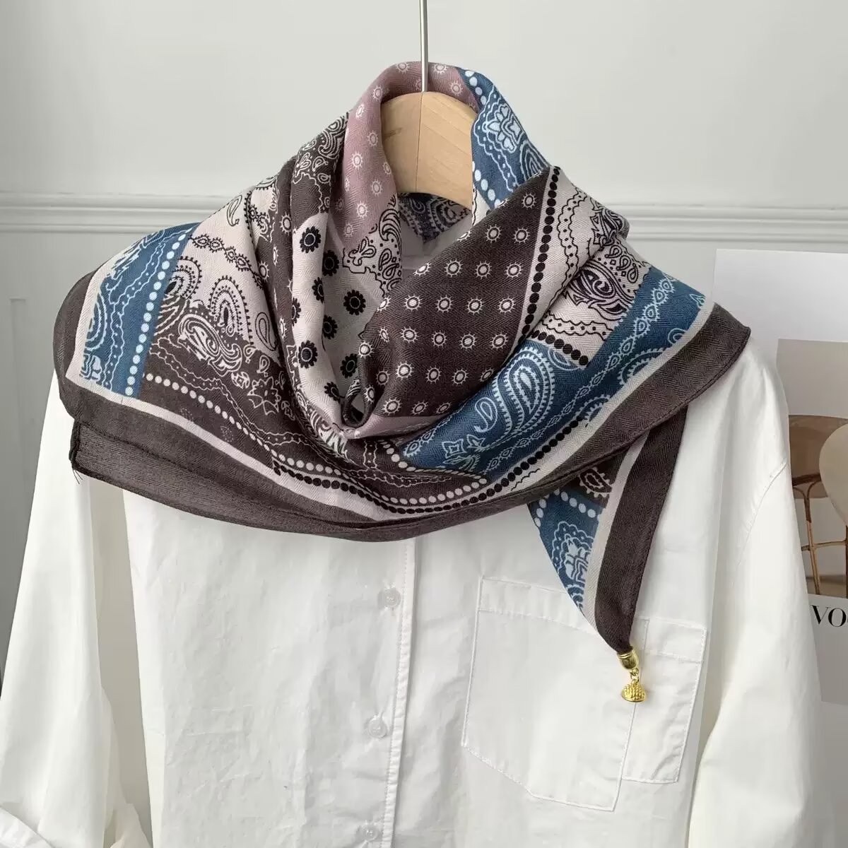 New magnetic buckle 70*70 scarf for women, windproof, warm, high-end, retro and fashionable decoration, paired with a scarf and square scarf