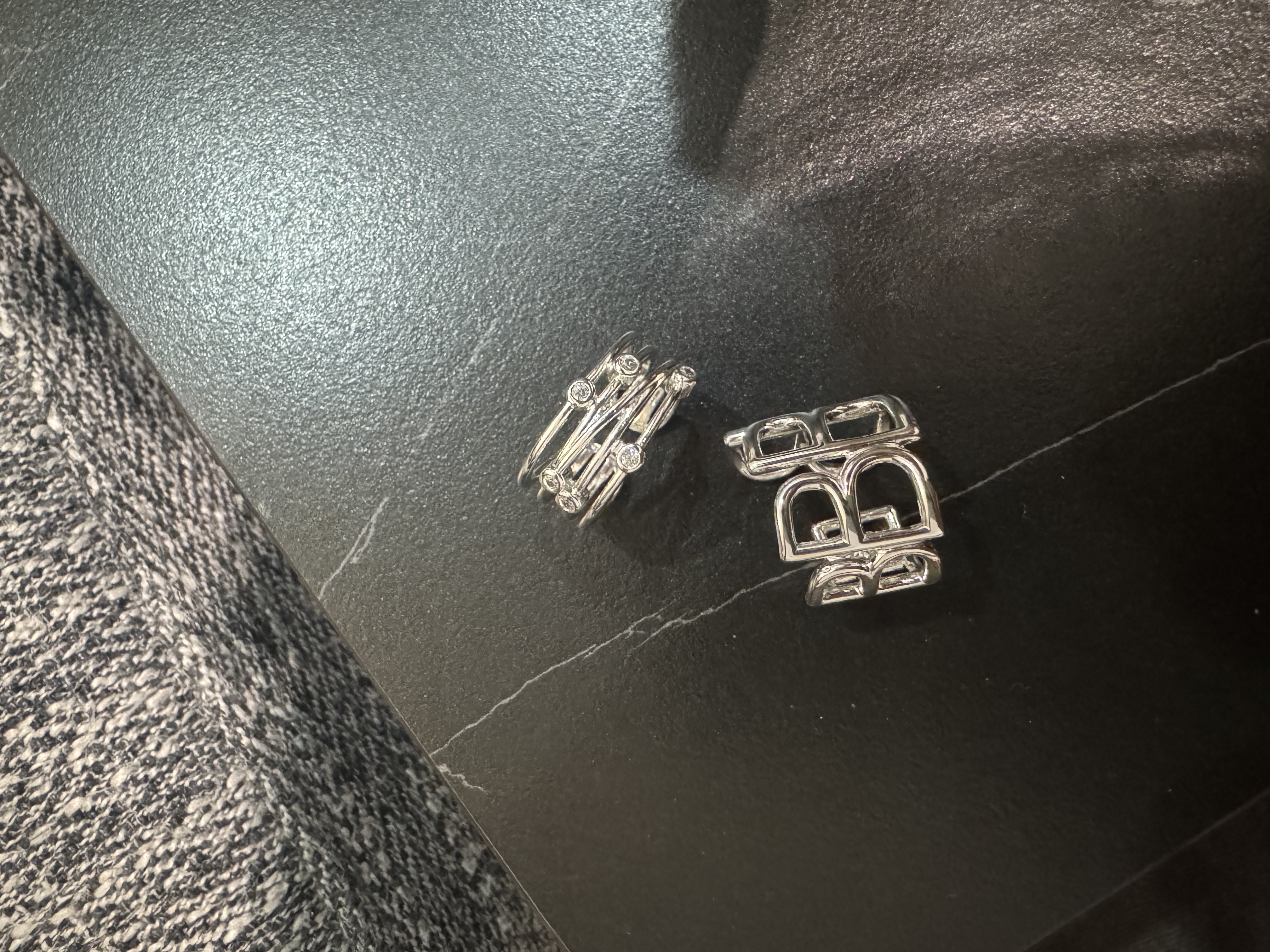 简约大方时尚，极简轻奢ins风
简约线条，B字母戒产品图