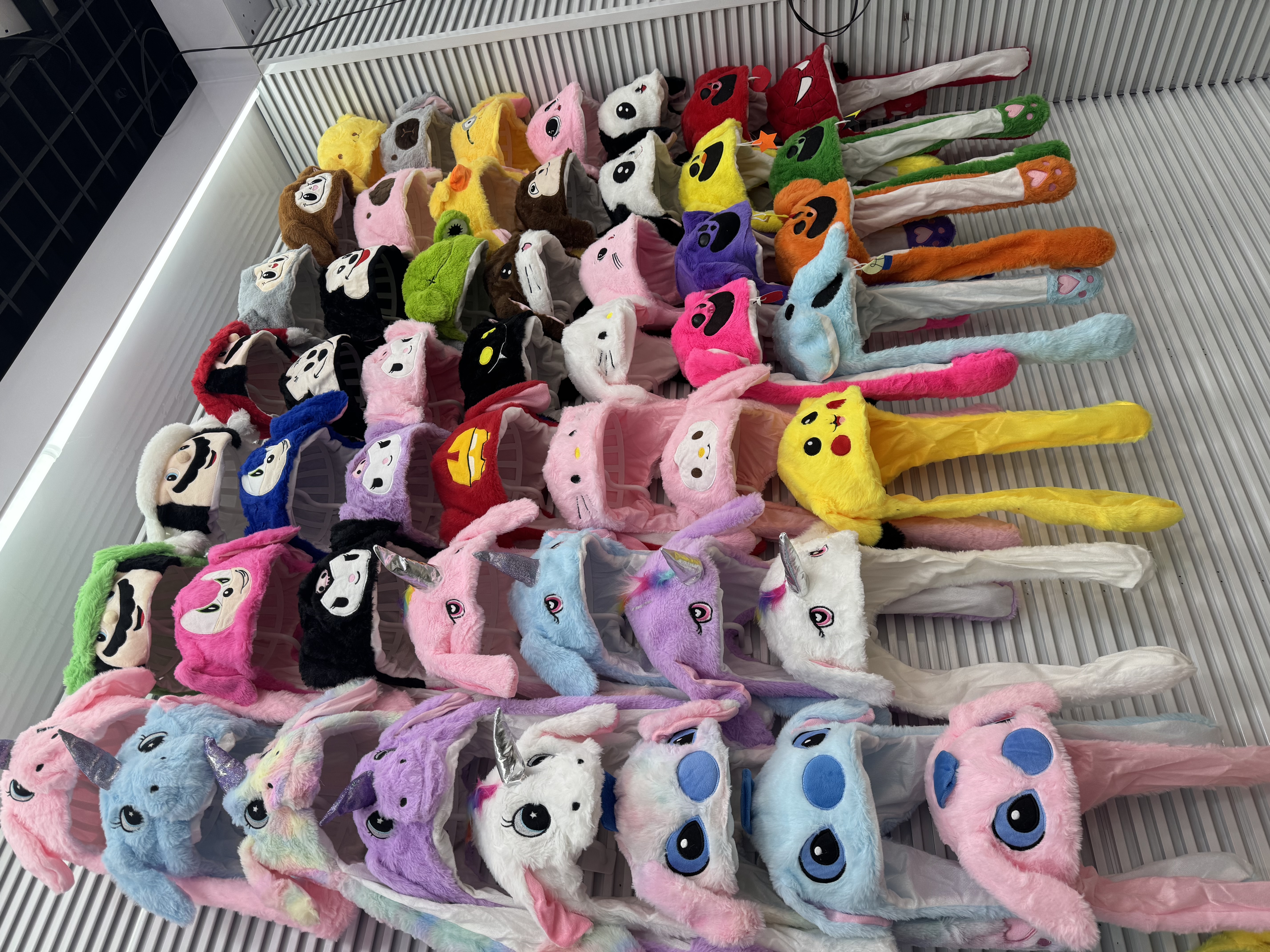 发光耳朵会动抖音帽发光发光玩具白底实物图