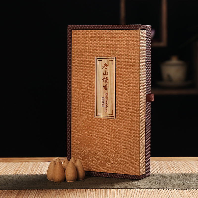 The natural, flowing fragrance of sandalwood, agarwood and mugwort flows like clouds and water Application Scenario