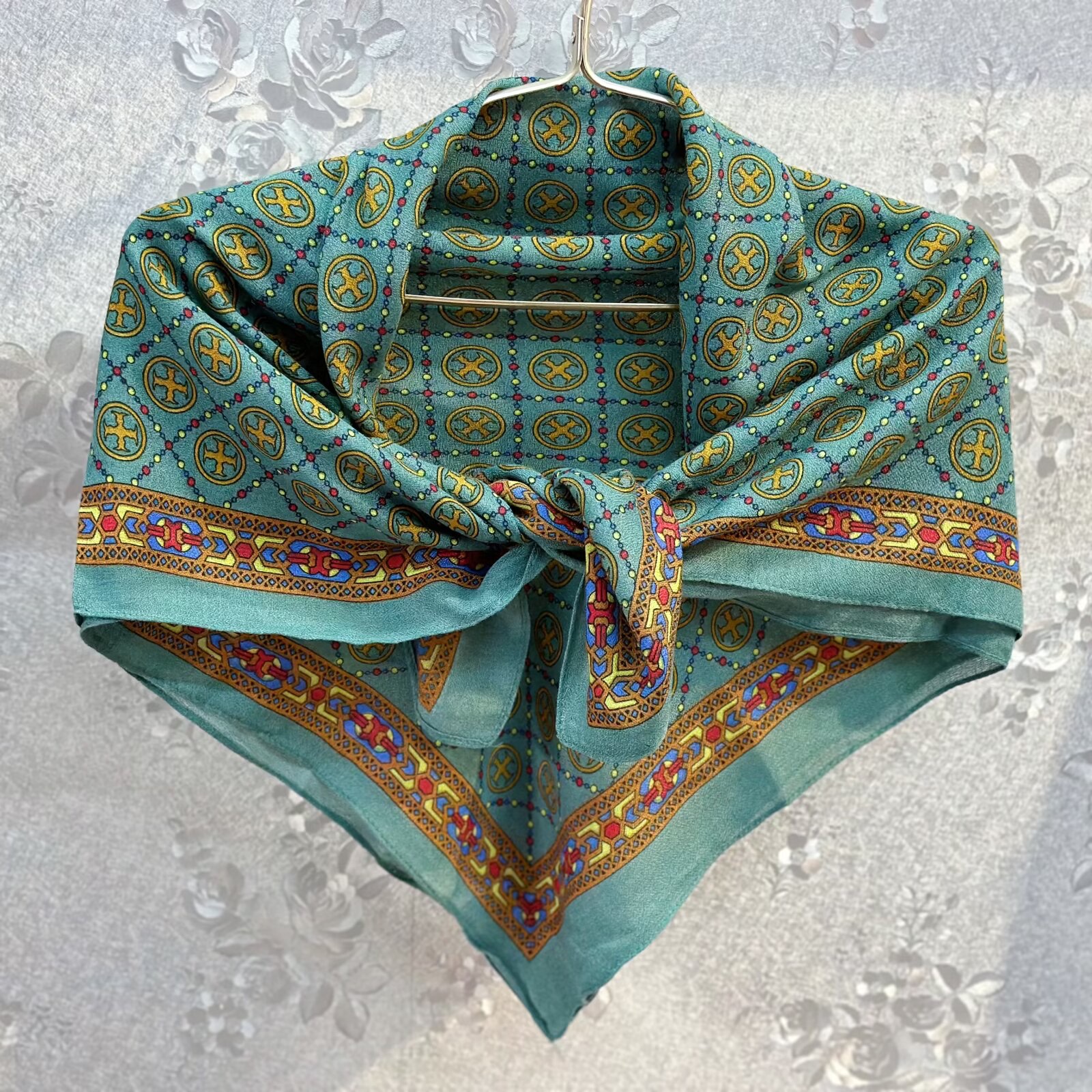 This is a high-quality cotton and linen square scarf of 90*90 for autumn and winter. It is light, breathable, fashionable and versatile detail image 4