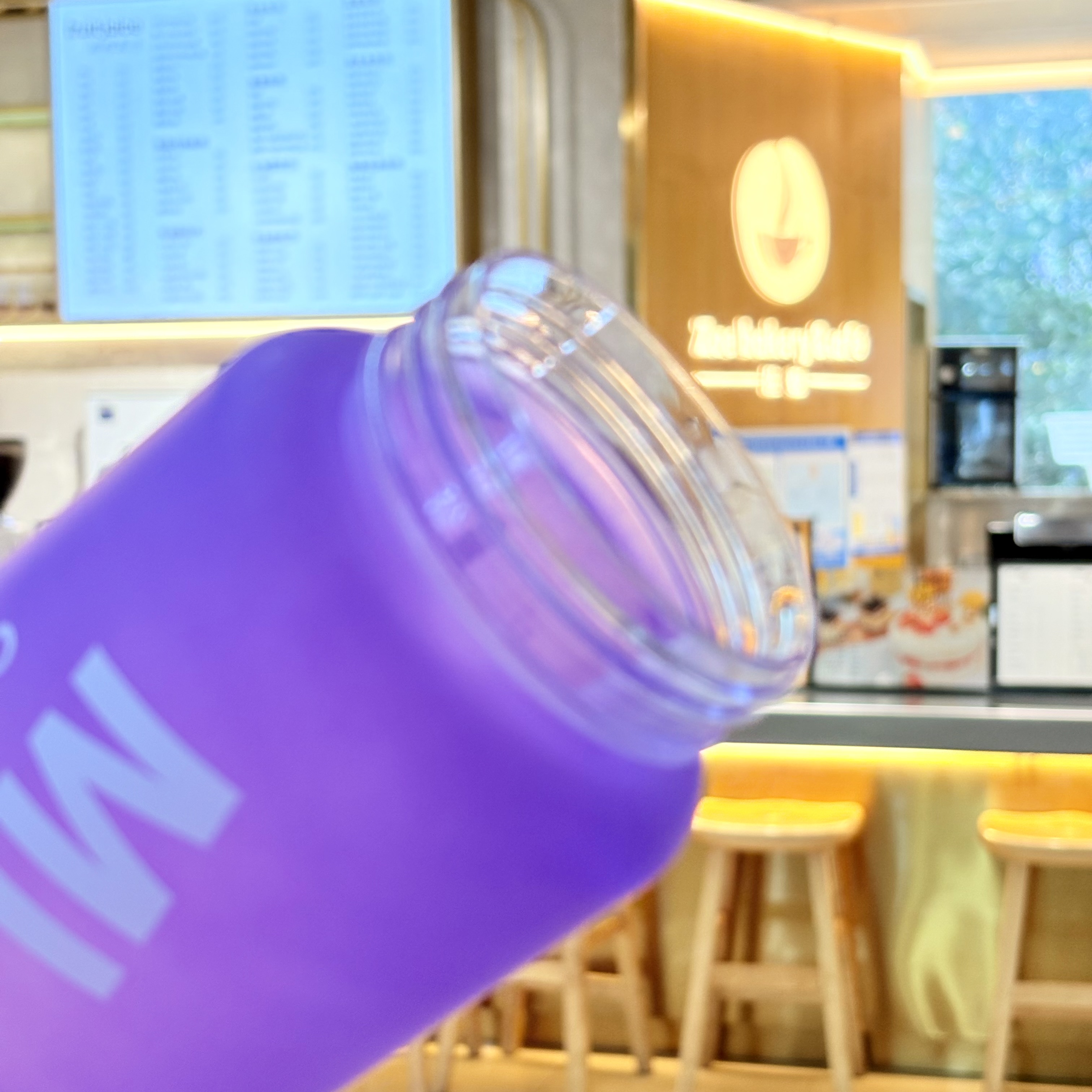 Frosted plastic water cup, heat-resistant and leak-proof portable plastic cup, student, office worker, male, simple and high appearance level, graduated sports water cup, large capacity 1000ML Application Scenario