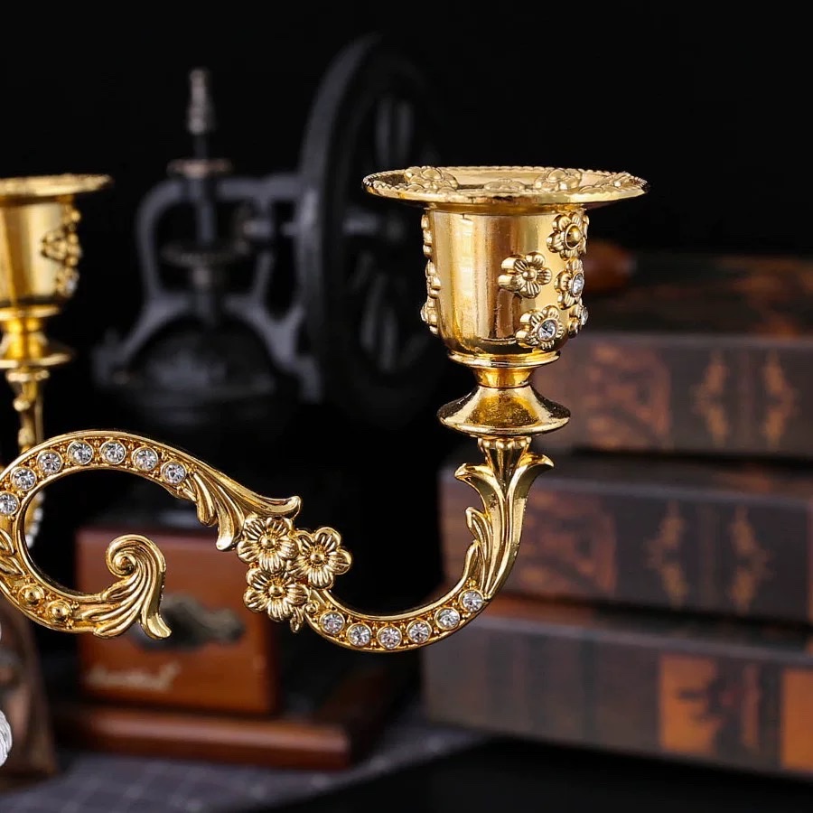 European-style metal and glass candle holders, romantic candlelight dinner props, wedding retro dining tables, home decoration ornaments, handicrafts, exquisite decorations, gifts. European style and exotic charm fully display personal appeal Specification image