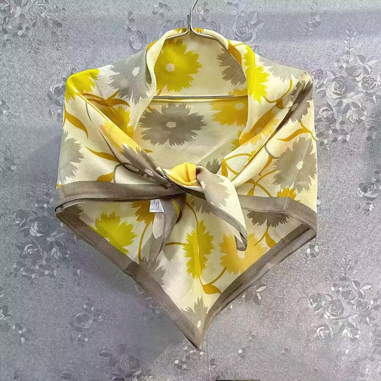 This is a high-quality cotton and linen square scarf of 90*90 for autumn and winter. It is light, breathable, fashionable and versatile detail image 2