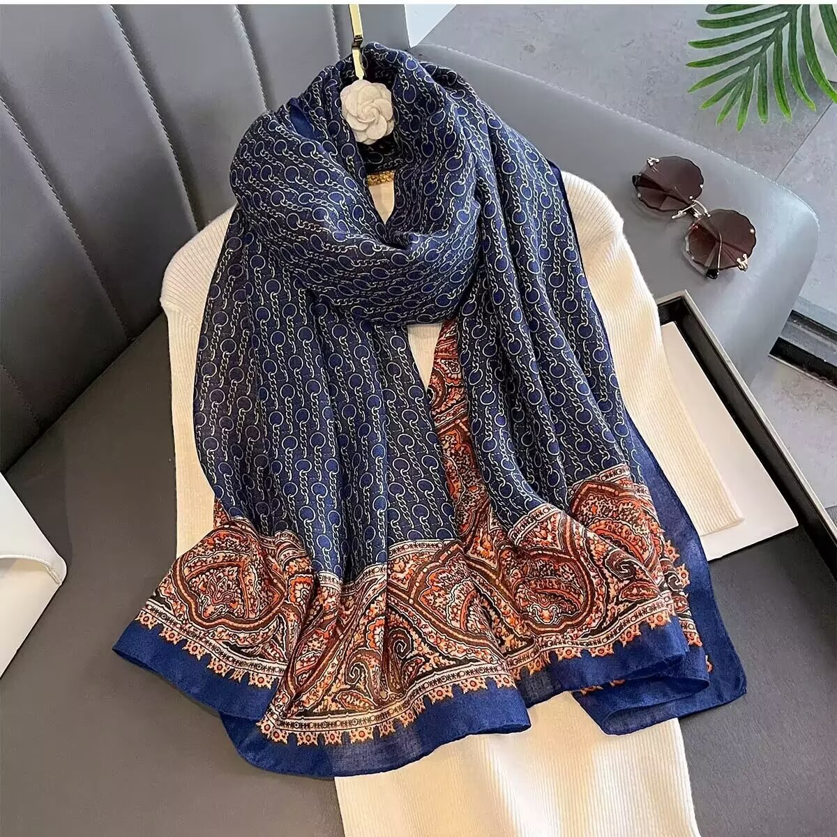 The new cotton and linen versatile and fashionable autumn and winter letter scarf is a high-end winter shawl. It can be used for both warmth and a stylish scarf details Picture