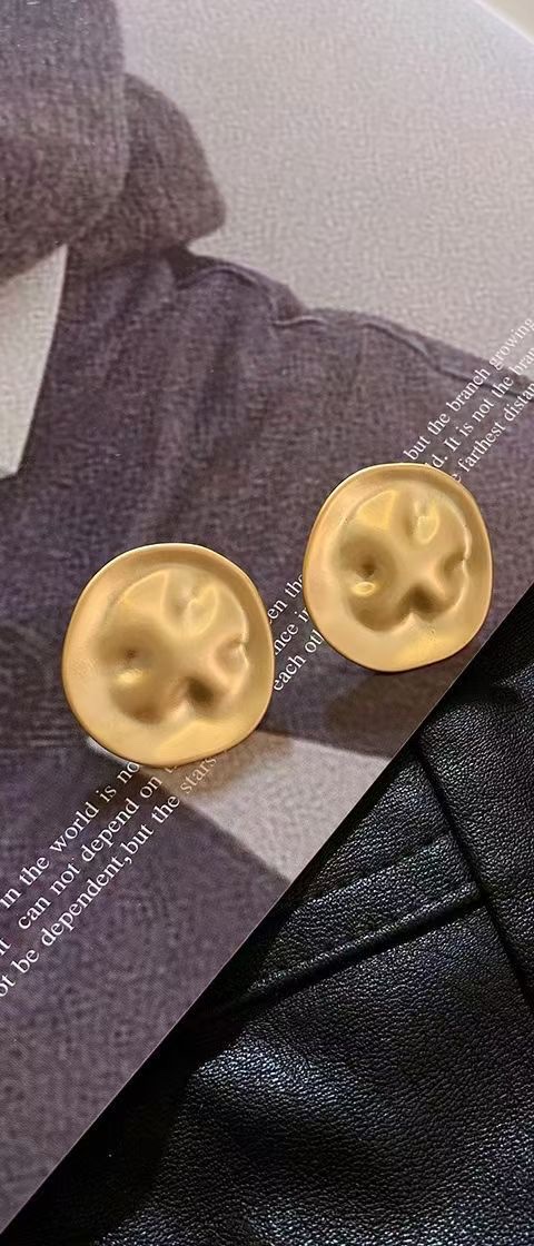 Korean-style fashionable, casual and versatile earrings, brass electroplated with 18K matte gold, S925 silver needle details Picture
