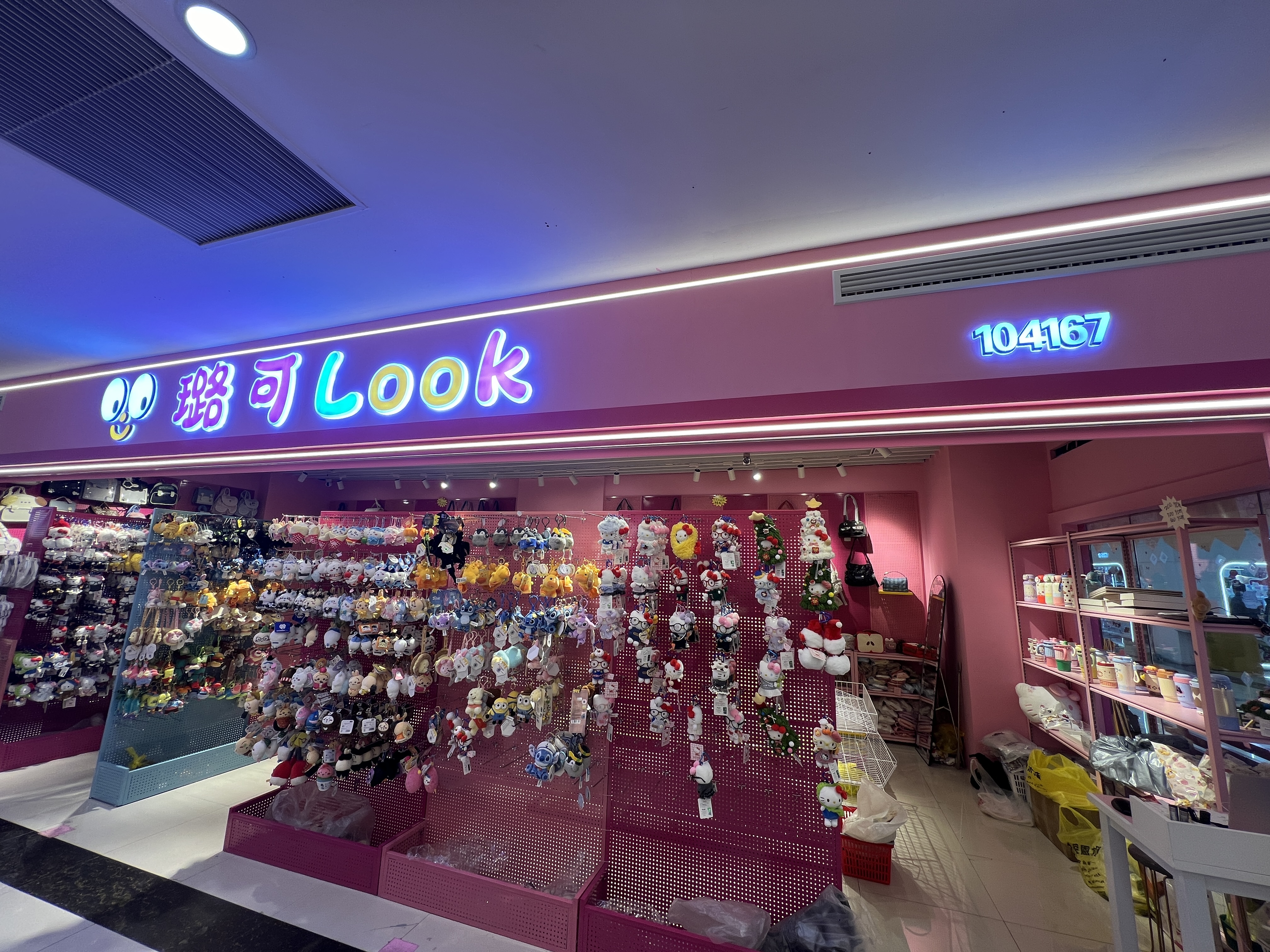 Trendy doll pendants, bags, and water cup dolls