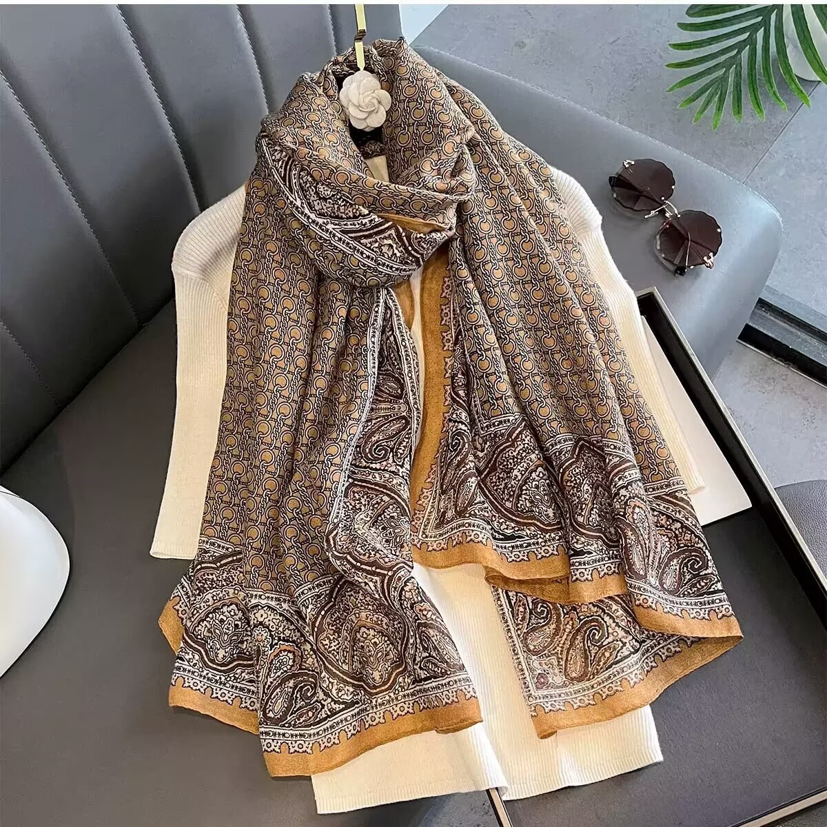 The new cotton and linen versatile and fashionable autumn and winter letter scarf is a high-end winter shawl. It can be used for both warmth and a stylish scarf Specification image