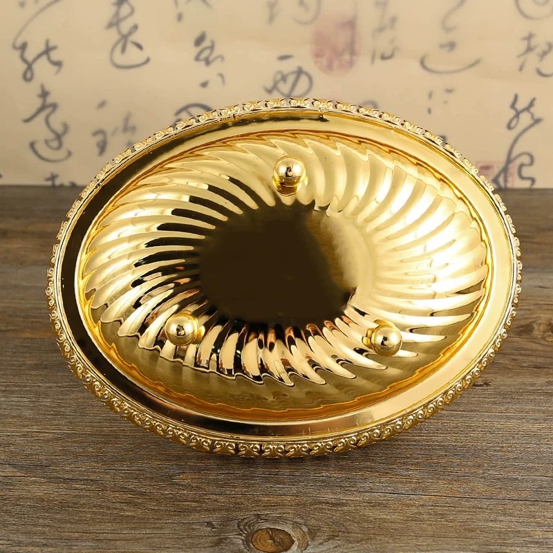 European-style retro golden fruit basket, living room coffee table, fruit basket storage, carrying basket, large fruit plate, portable tableware for office relocation Application Scenario