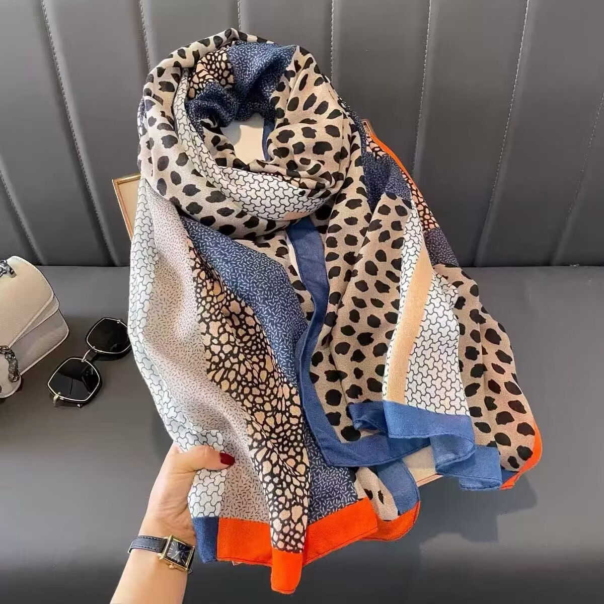 The new cotton and linen versatile and fashionable autumn and winter letter scarf is a high-end winter shawl. It can be used for both warmth and a stylish scarf Application Scenario