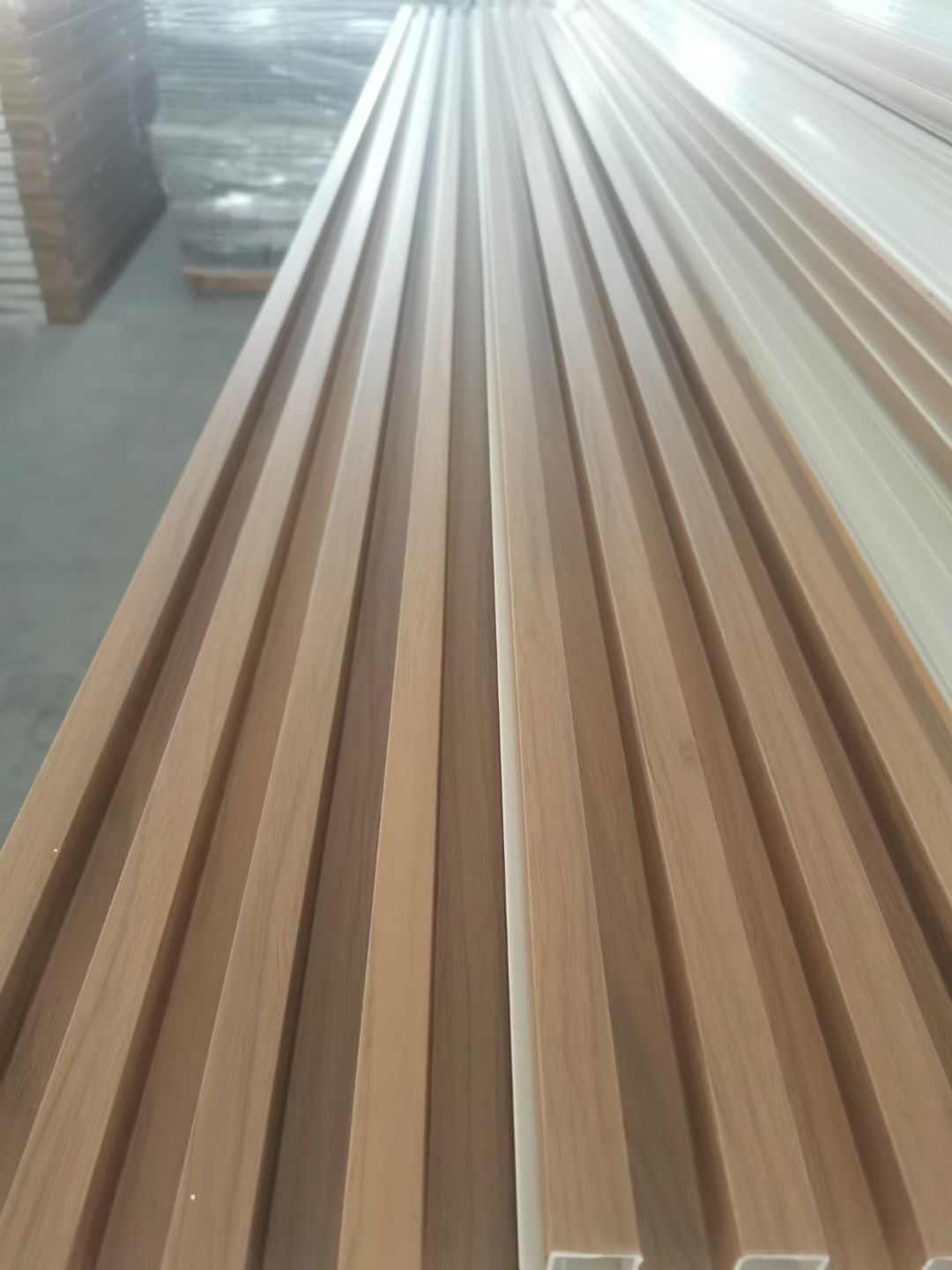 定制竹木纤维格栅板PVC 格栅背景墙板外贸装饰木纹吊顶格栅白底实物图