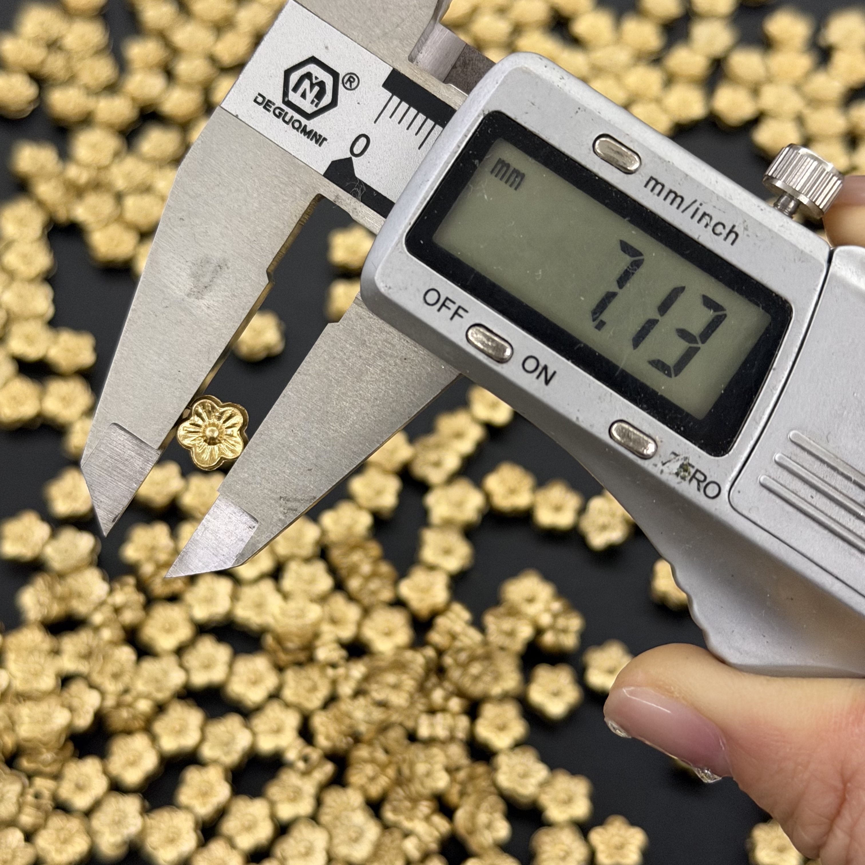 DIY golden five-petal flower beaded accessories, frosted plastic peach and plum blossom partition beads, hand-woven jewelry materials Application Scenario