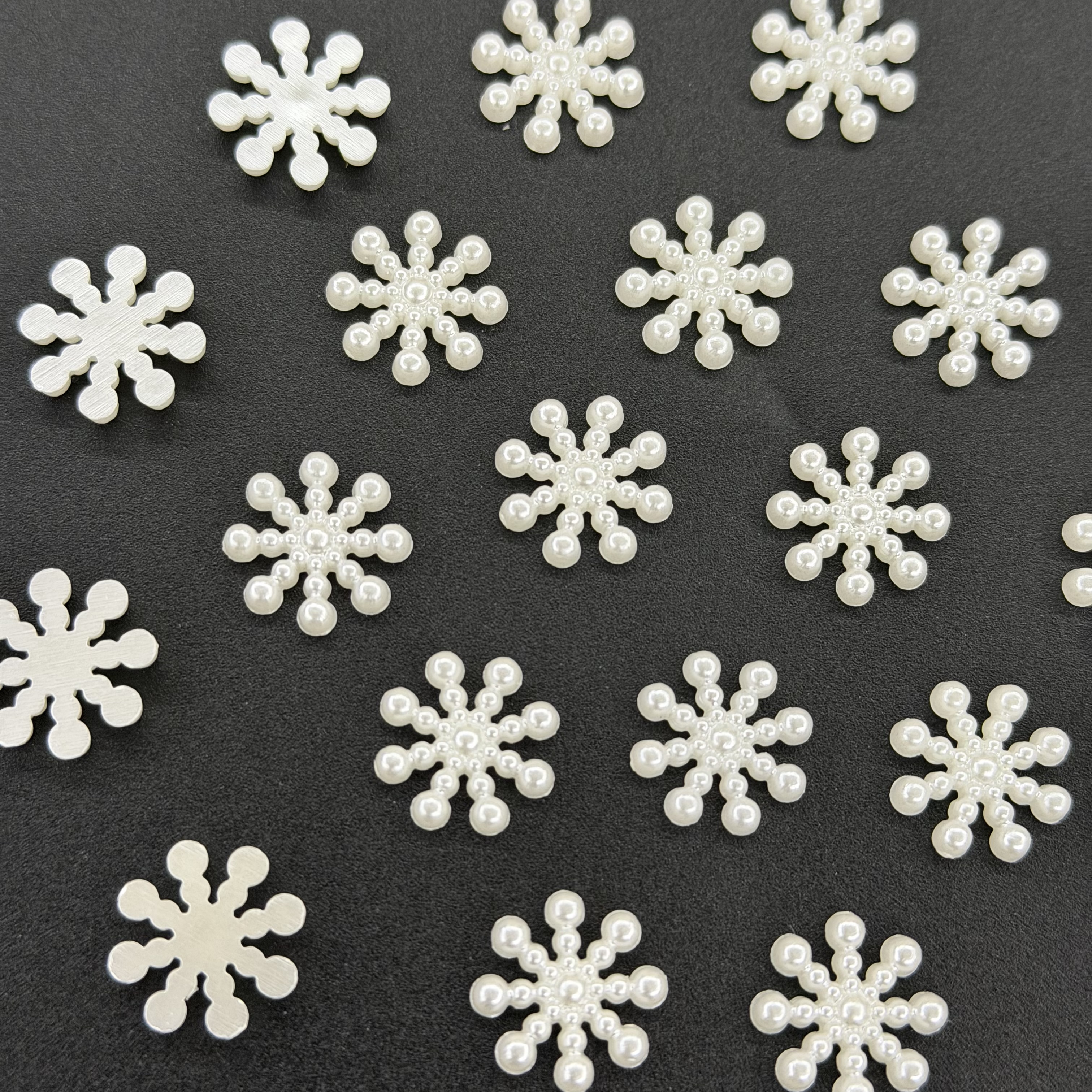 Christmas imitation pearl snowflake DIY decorative accessories, handcrafted headwear, shoes and clothing accessories, three-dimensional snowflake patches, white imitation pearl snowflake outfits details Picture