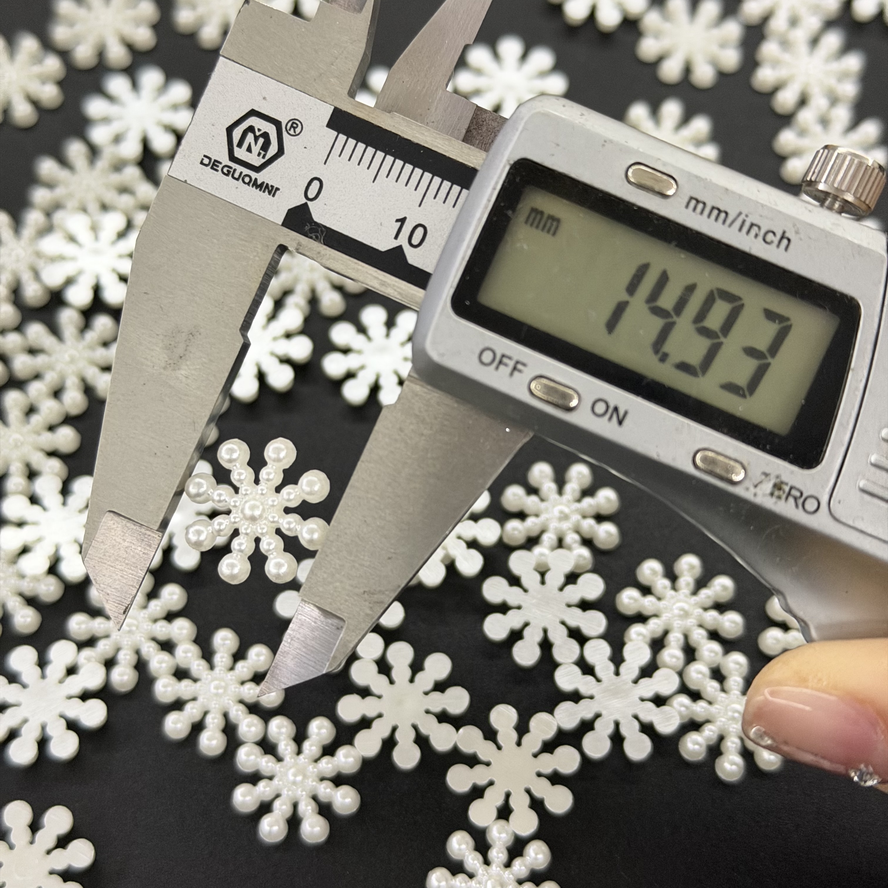 Christmas imitation pearl snowflake DIY decorative accessories, handcrafted headwear, shoes and clothing accessories, three-dimensional snowflake patches, white imitation pearl snowflake outfits Application Scenario