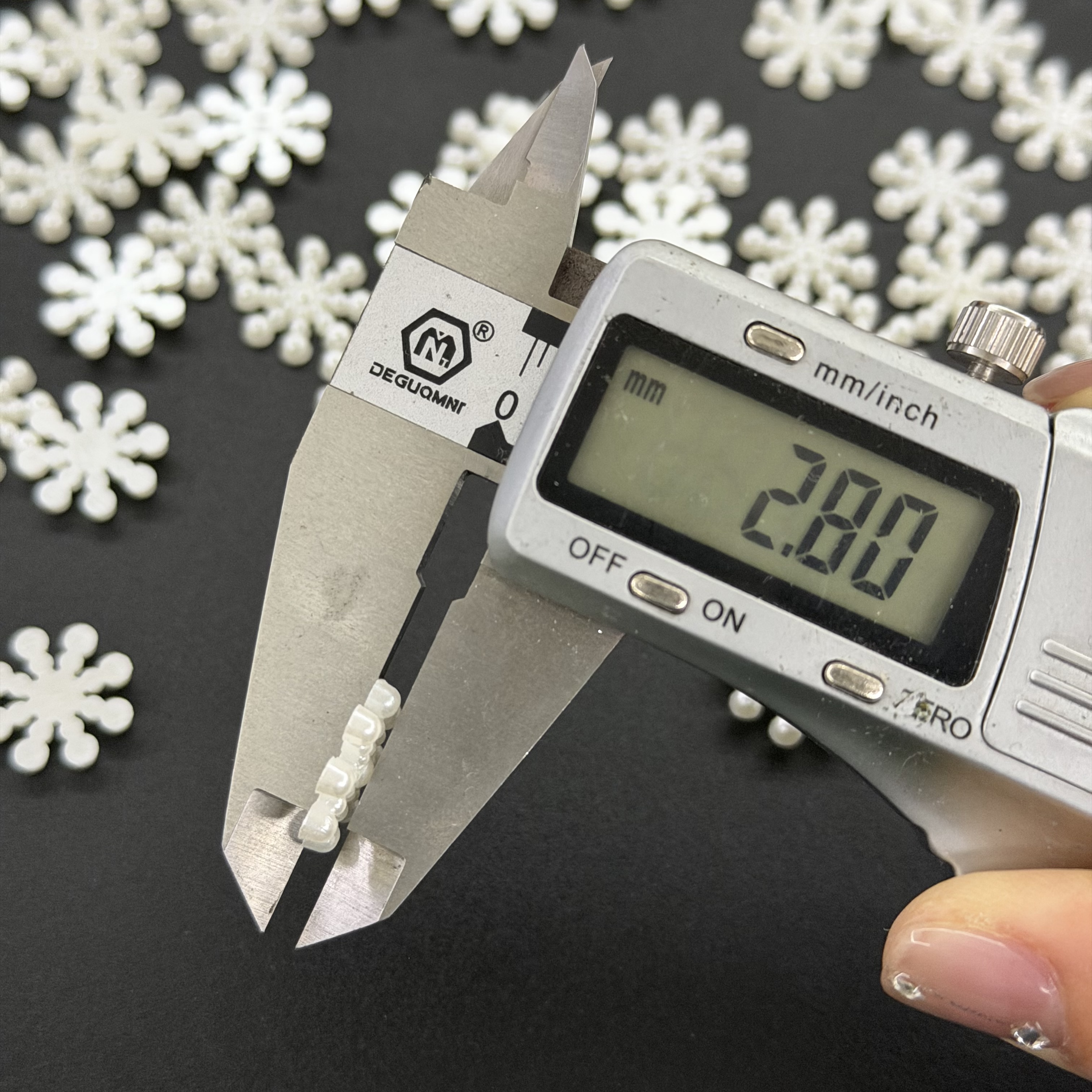 Christmas imitation pearl snowflake DIY decorative accessories, handcrafted headwear, shoes and clothing accessories, three-dimensional snowflake patches, white imitation pearl snowflake outfits Item Picture