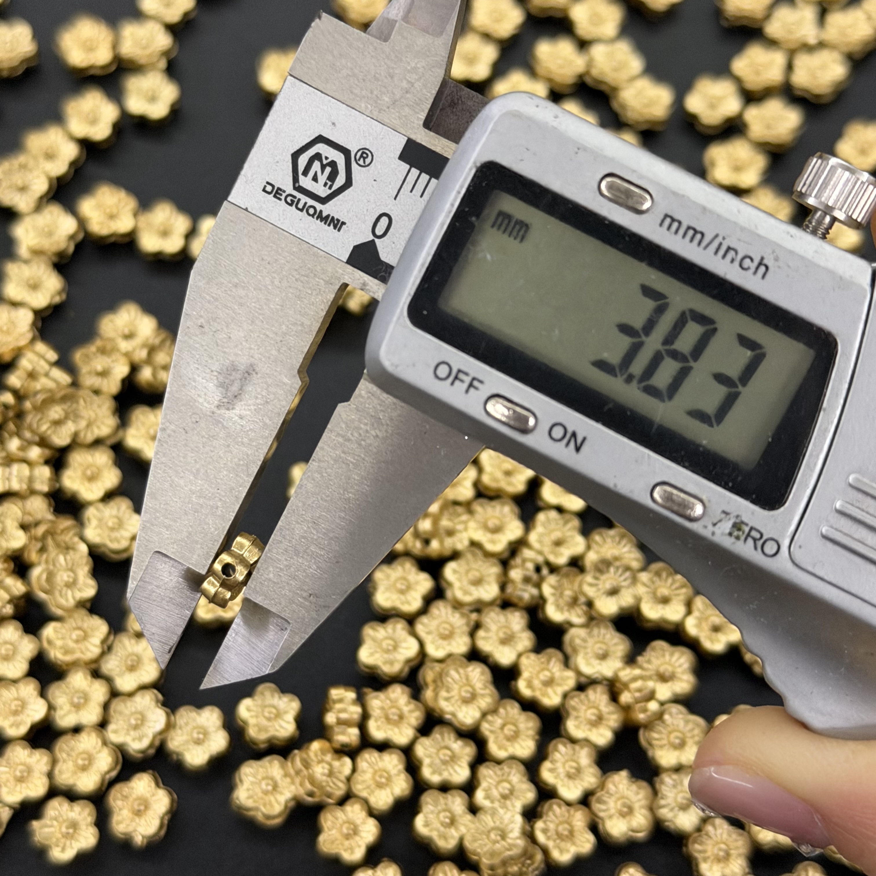 DIY golden five-petal flower beaded accessories, frosted plastic peach and plum blossom partition beads, hand-woven jewelry materials Item Picture