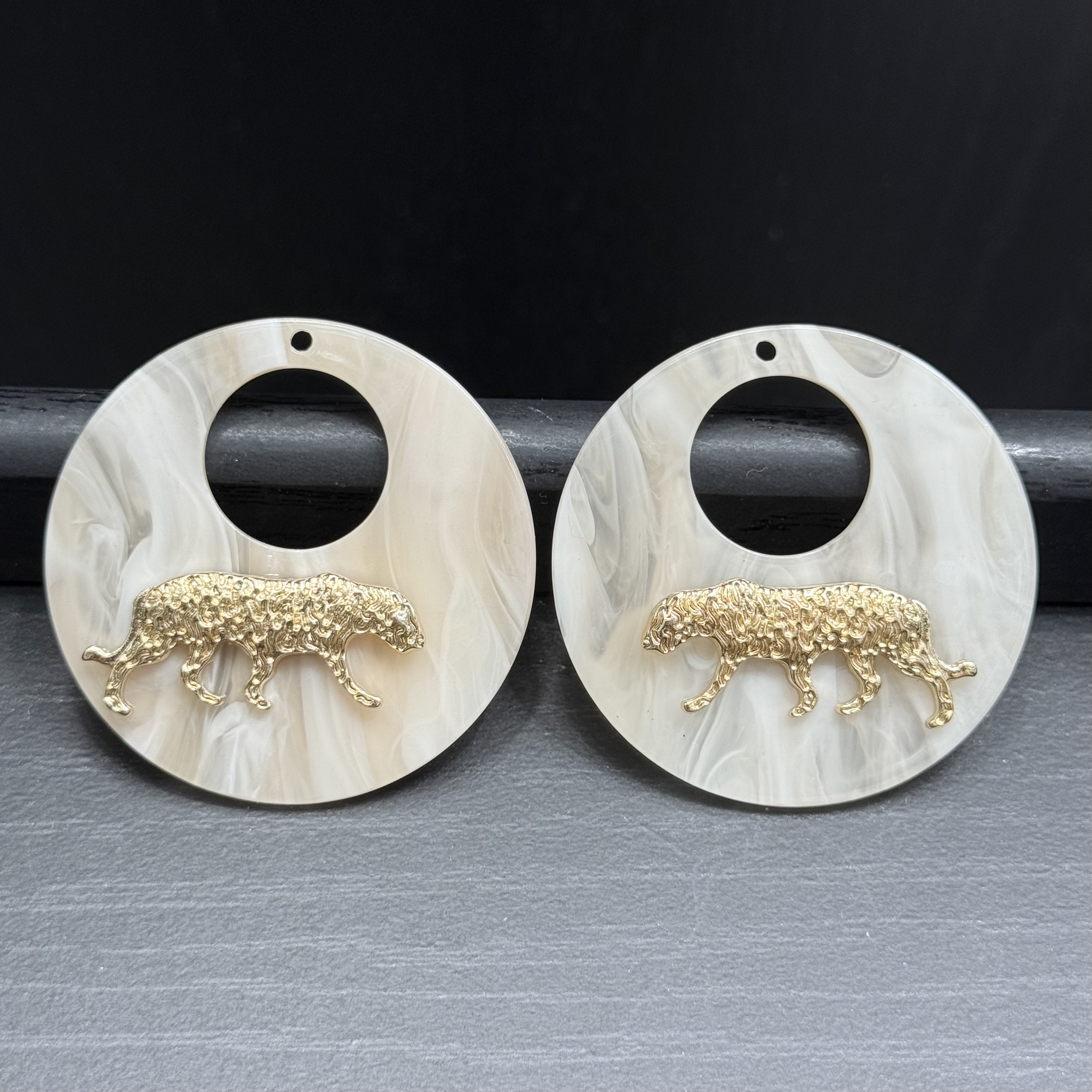 Personalized and fashionable acrylic alloy earrings, earrings and accessories, Korean style, exaggerated and exquisite details Picture