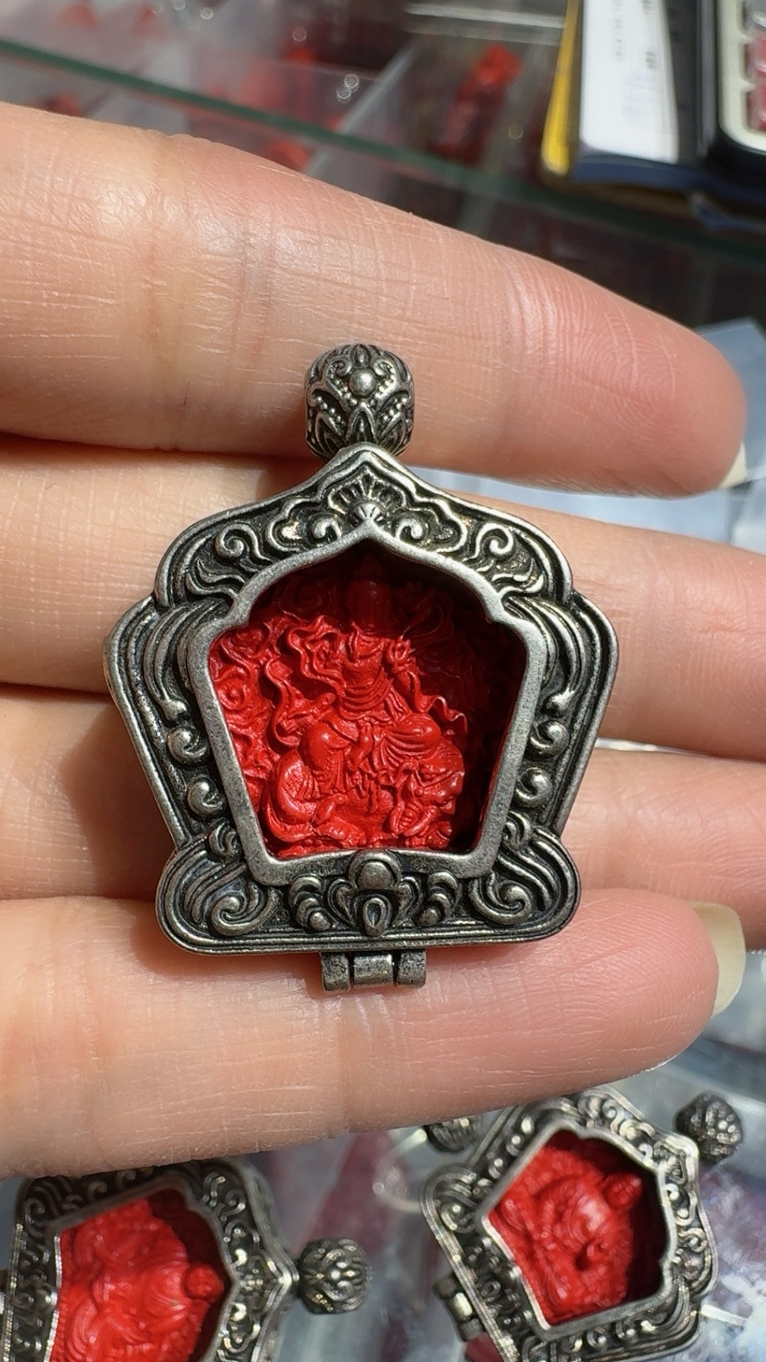 Fashionable short mobile phone chain, women's acrylic prayer bead pendant accessory, simple and versatile mobile phone pendant, trendy accessory, cinnabar Thangka pendant details Picture