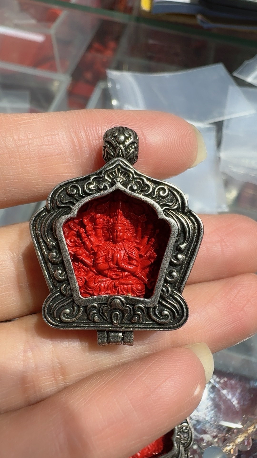 Fashionable short mobile phone chain, women's acrylic prayer bead pendant accessory, simple and versatile mobile phone pendant, trendy accessory, cinnabar Thangka pendant Application Scenario