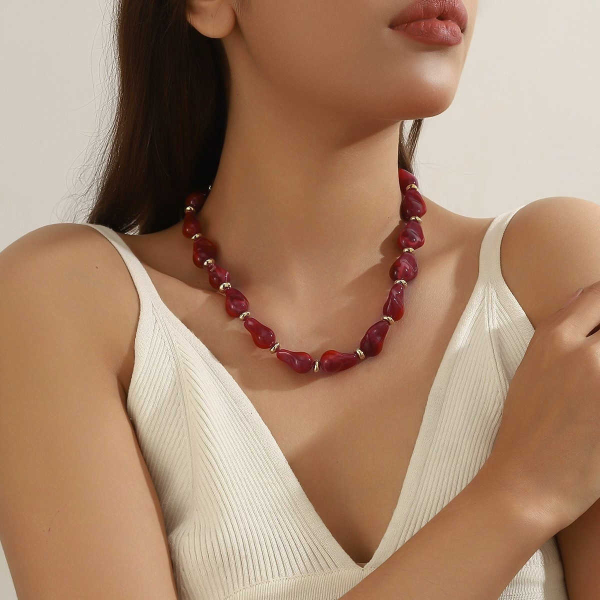 Acrylic irregular imitation Baroque beaded necklace, retro style collarbone chain, light luxury and high-end necklace for women details Picture